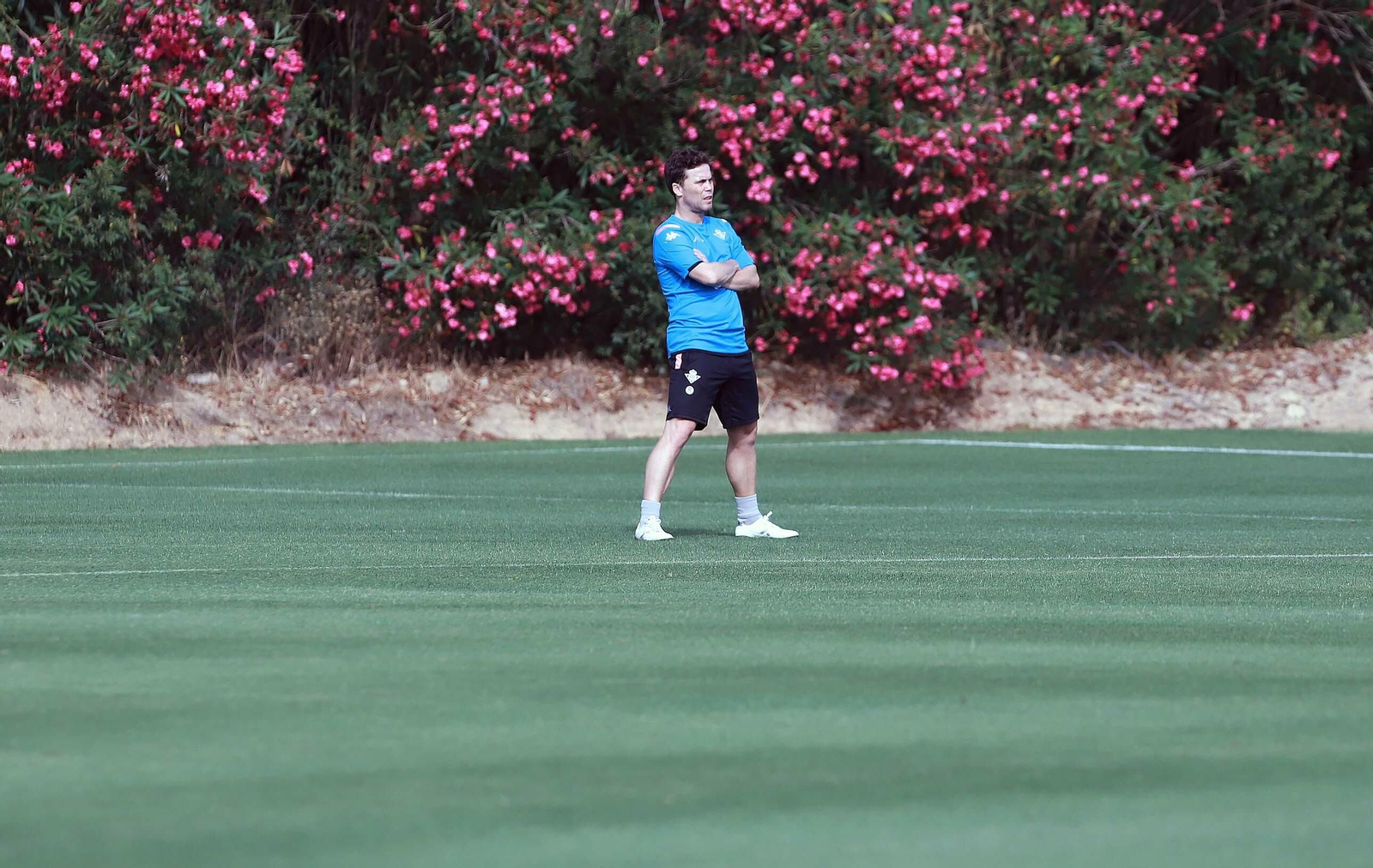 Rubi observa el entrenamiento.