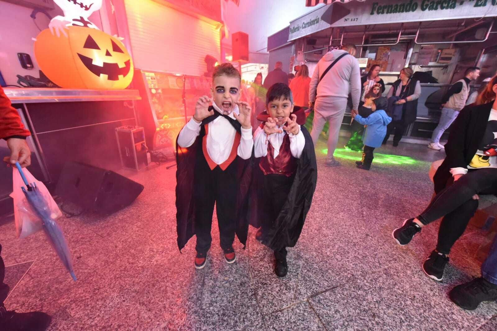 Dos niños disfrazados de vampiros, en el mercado Ingeniero Torroja de Algeciras.