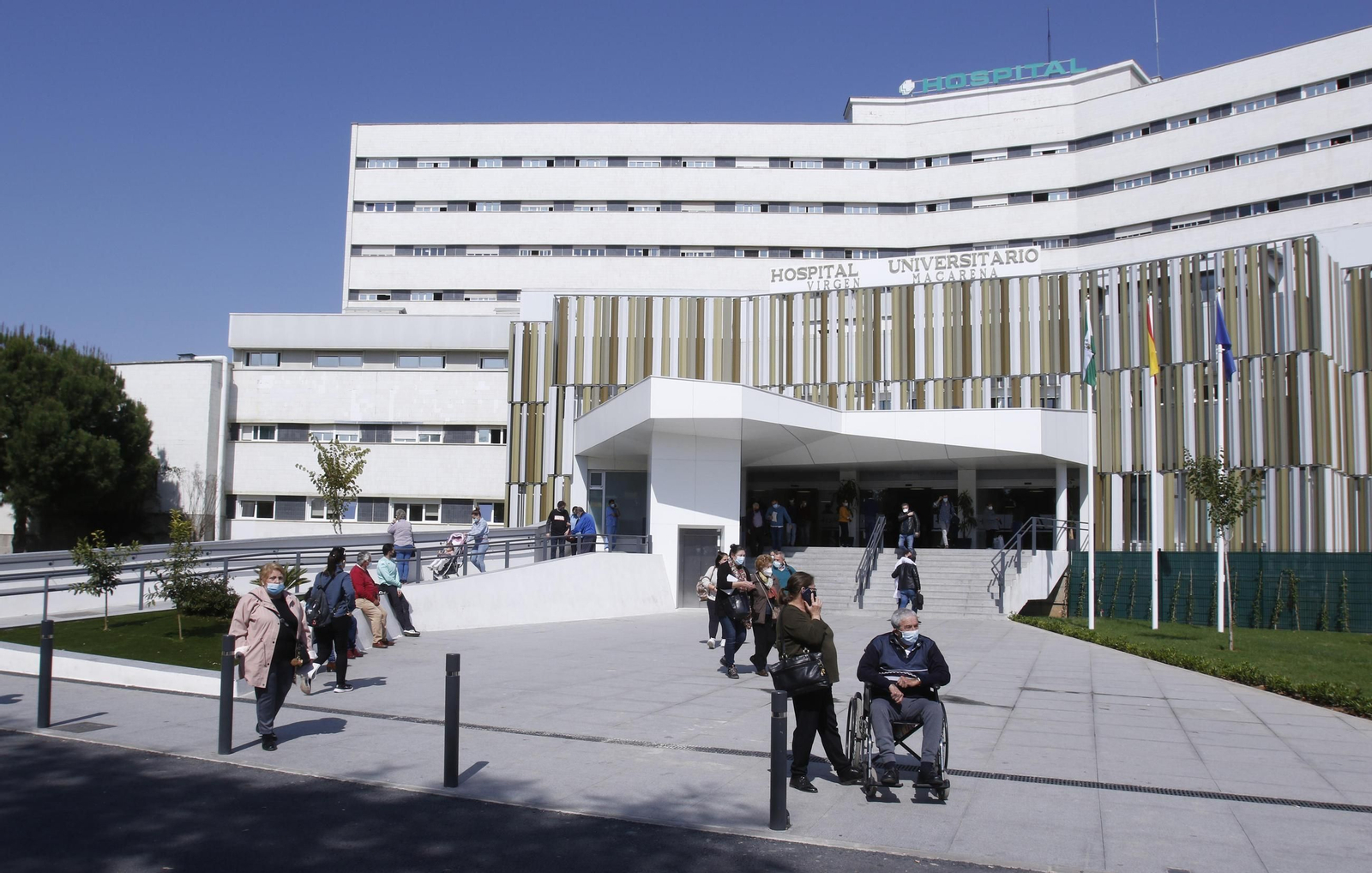 La entrada principal del hospital Virgen Macarena, donde fue asistido el paciente.