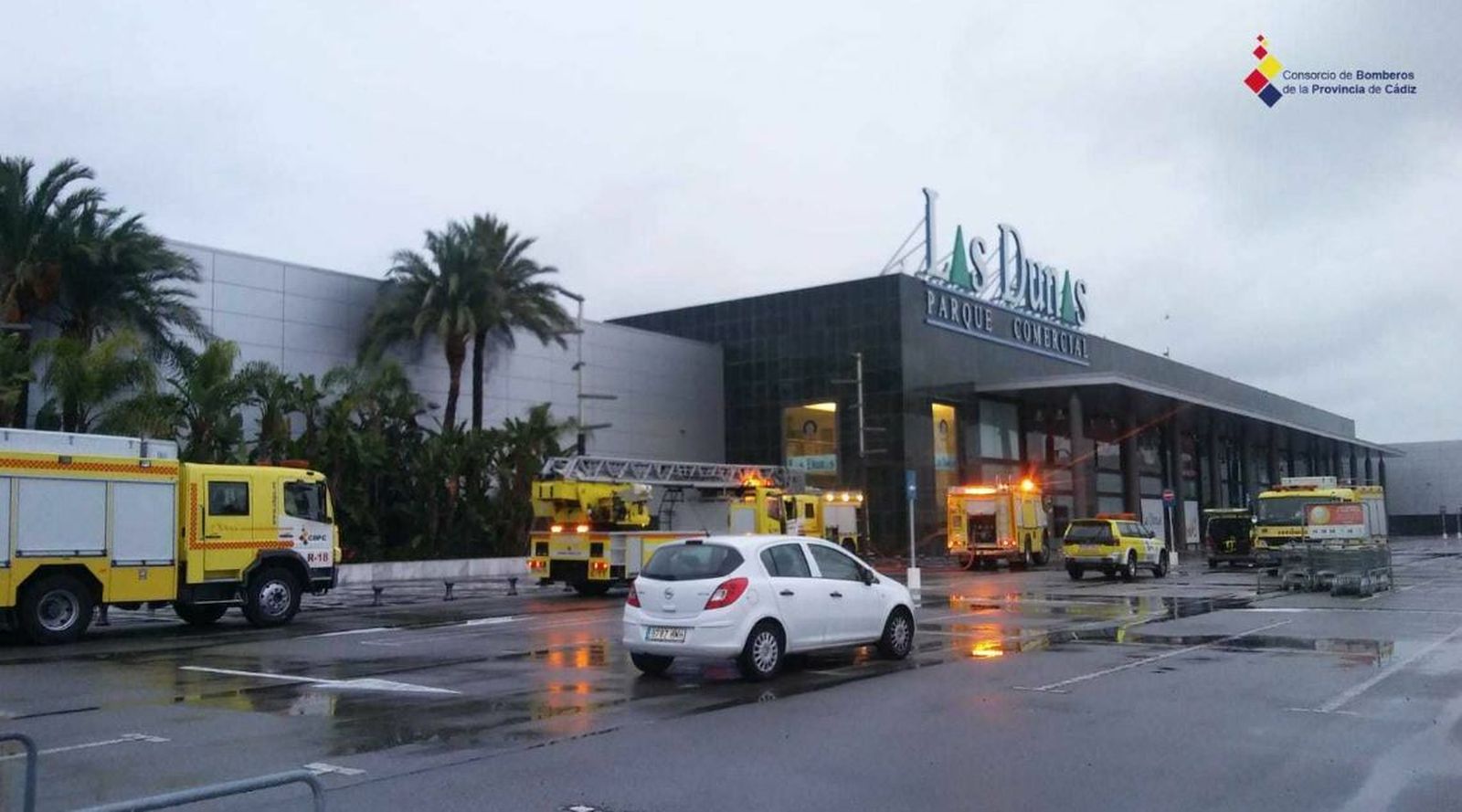 Presencia de bomberos en el centro comercial afectado por el incendio.