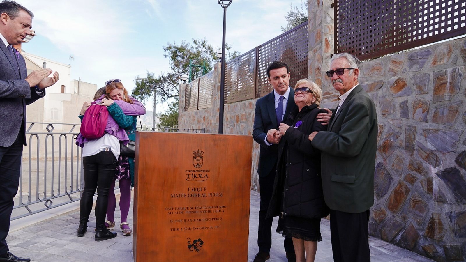El presidente de la Diputación y el alcalde de Tíjola, junto a los padres de Maite Corral, inauguran un parque con el nombre de la víctima, asesinada por su marido el pasado mes de mayo. Es la única víctima de Almería este año.