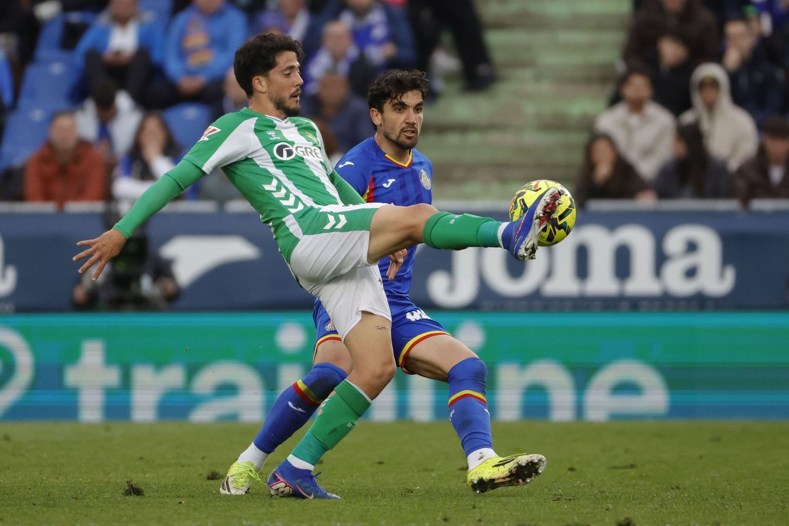 Fornals es presionado por Arambarri.