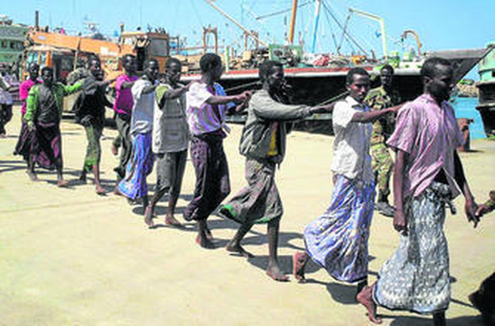 Piratas capturados en el golfo de Adén por la Marina francesa, ayer en la ciudad somalí de Bossaso.