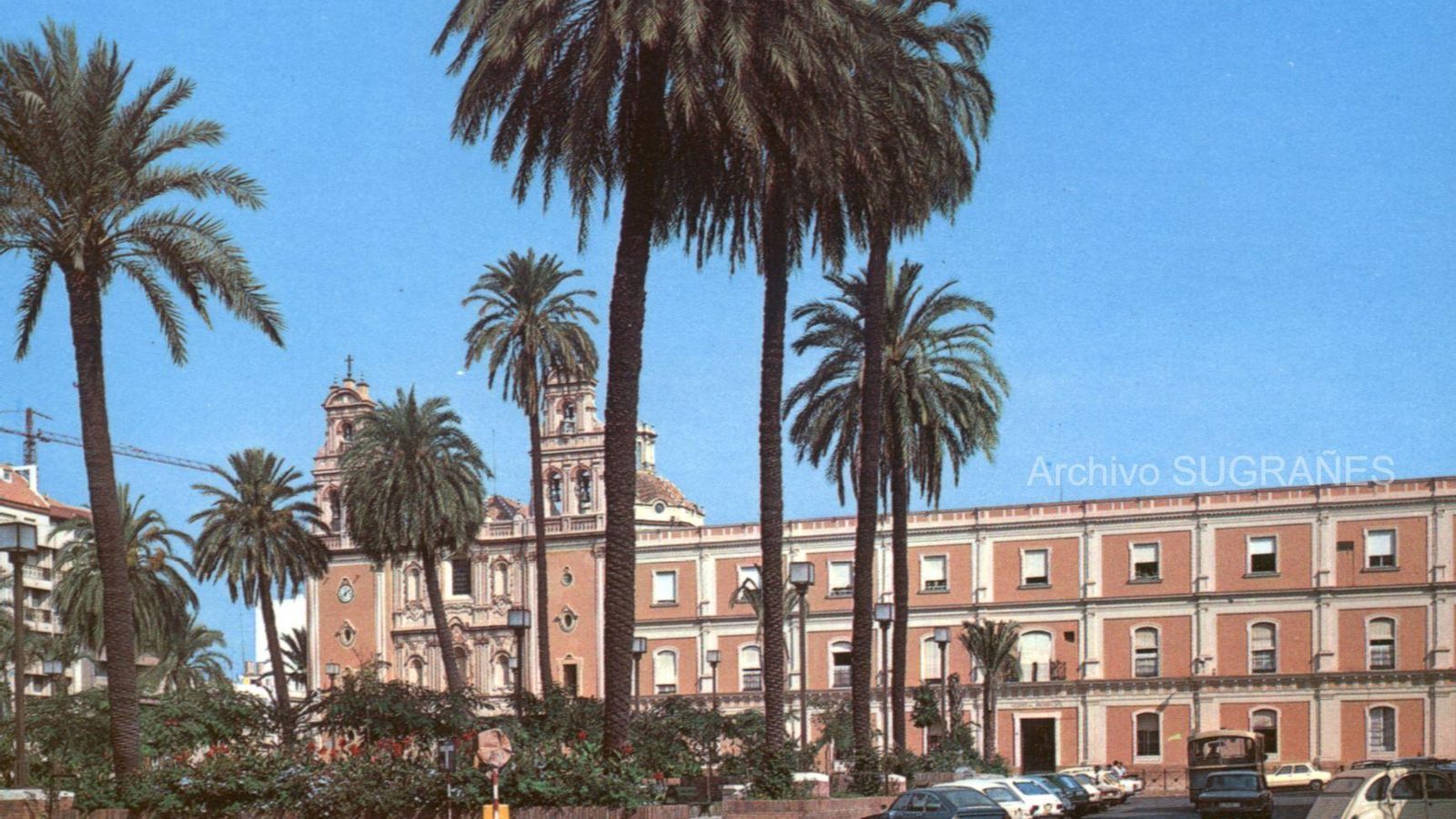 La nueva plaza, en 1979, con la iglesia con nuevas espadaña y el convento que se convertirá en sede de la Universidad.