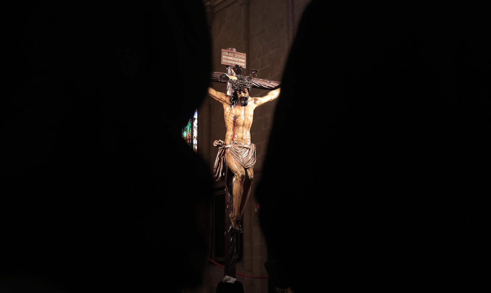 El Crucificado de la Esperanza, durante un besapiés. El Crucificado de la Esperanza, durante un besapiés.