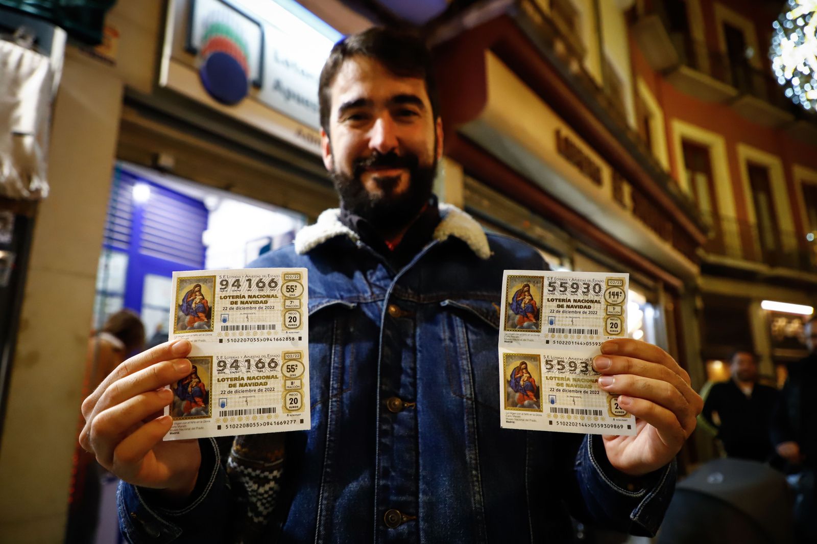 Un hombre muestra sus décimos