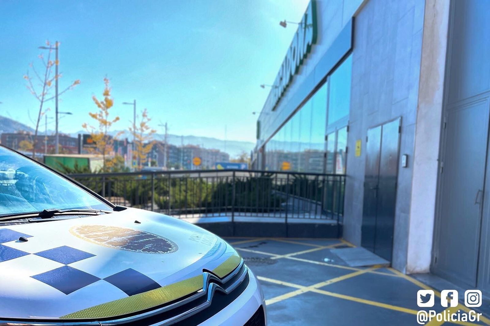 Detienen a un hombre tras darle "un guantazo" a una mujer y amenazar de muerte a un vigilante en Granada