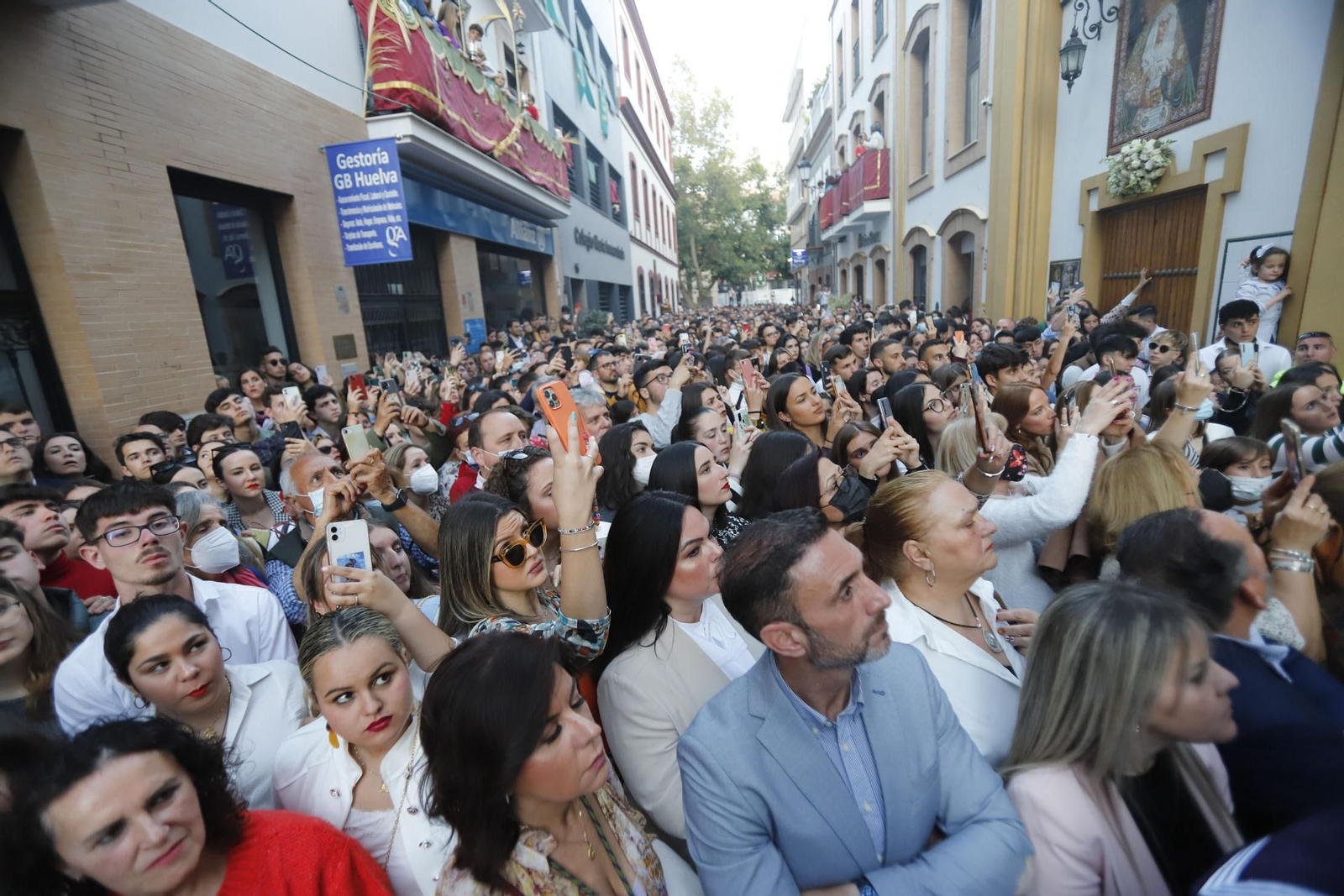 Imágenes de la estación de penitencia de la Hermandad de La Esperanza de Huelva