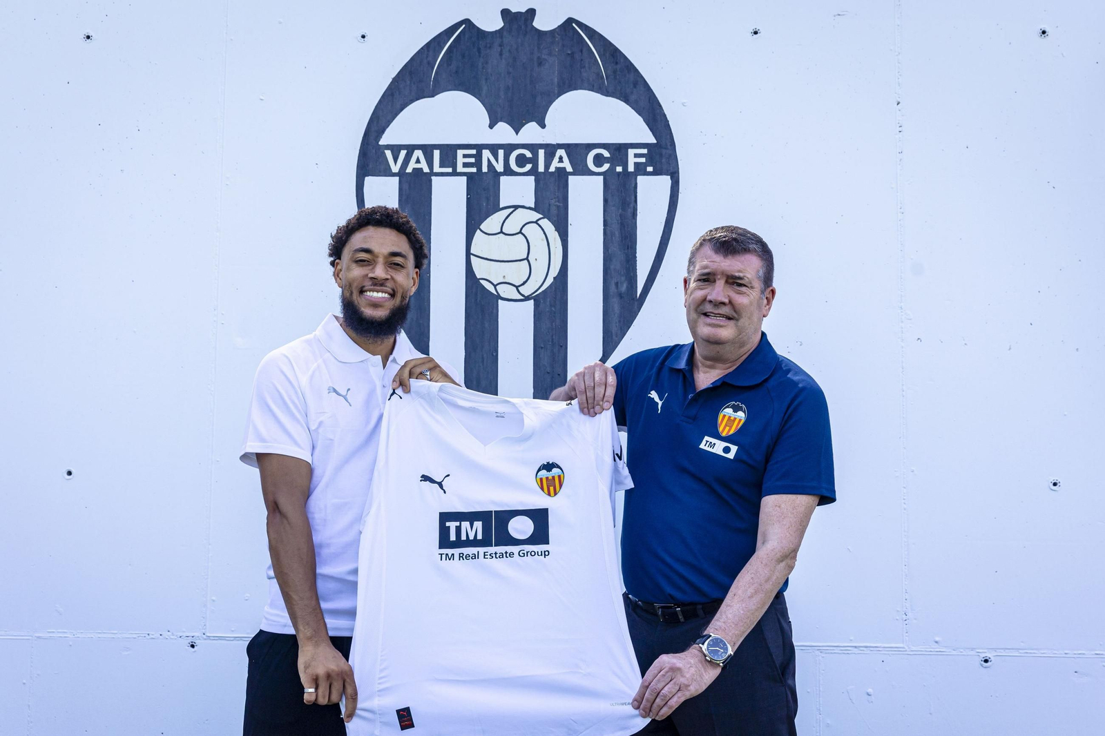 Presentación del nuevo delantero neerlandés del Valencia Arnaut Danjuma.