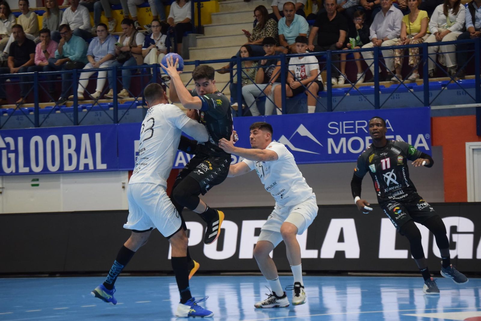 Dani Serrano intenta zafarse de la defensa alcarreña.