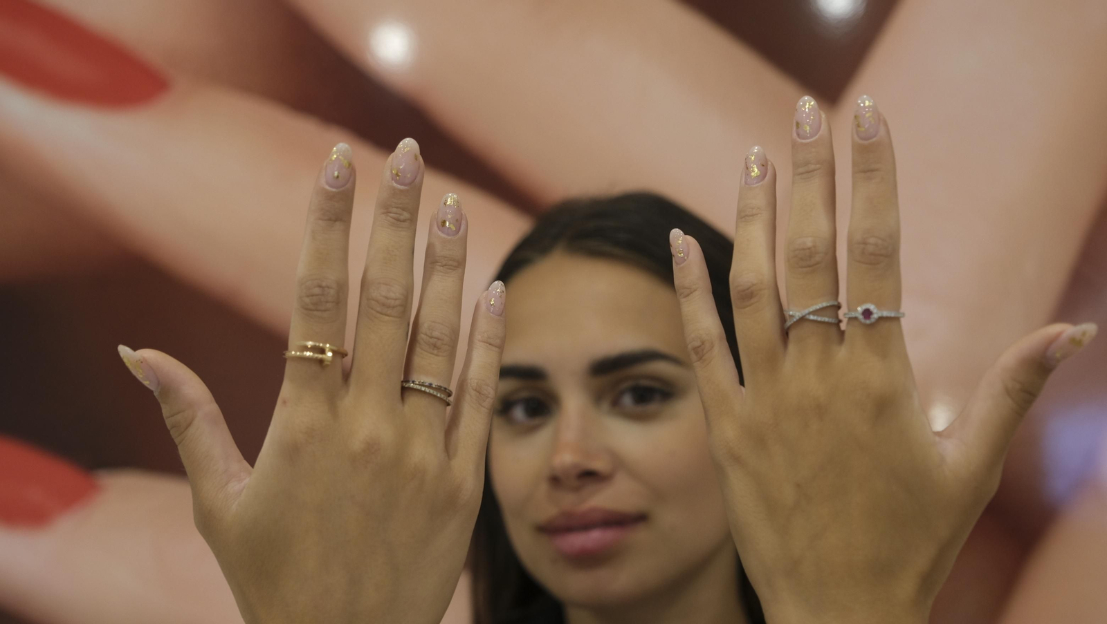 Imágenes de la nueva franquicia de Hello Nails en Almería