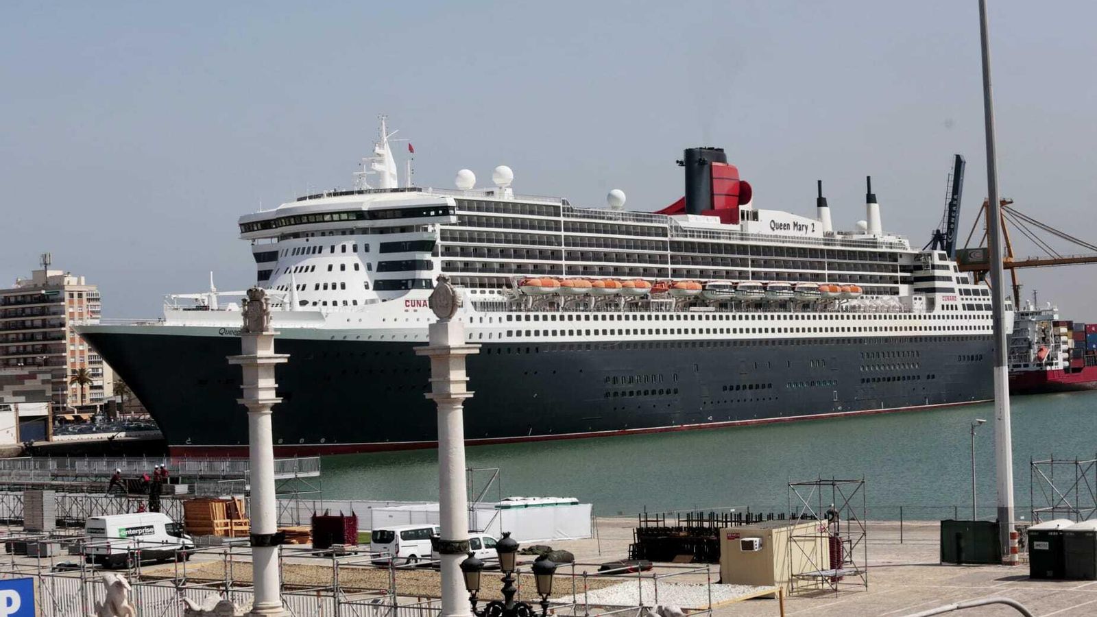 El 'Queen Mary 2' en Cádiz. El 'Queen Mary 2' en Cádiz.