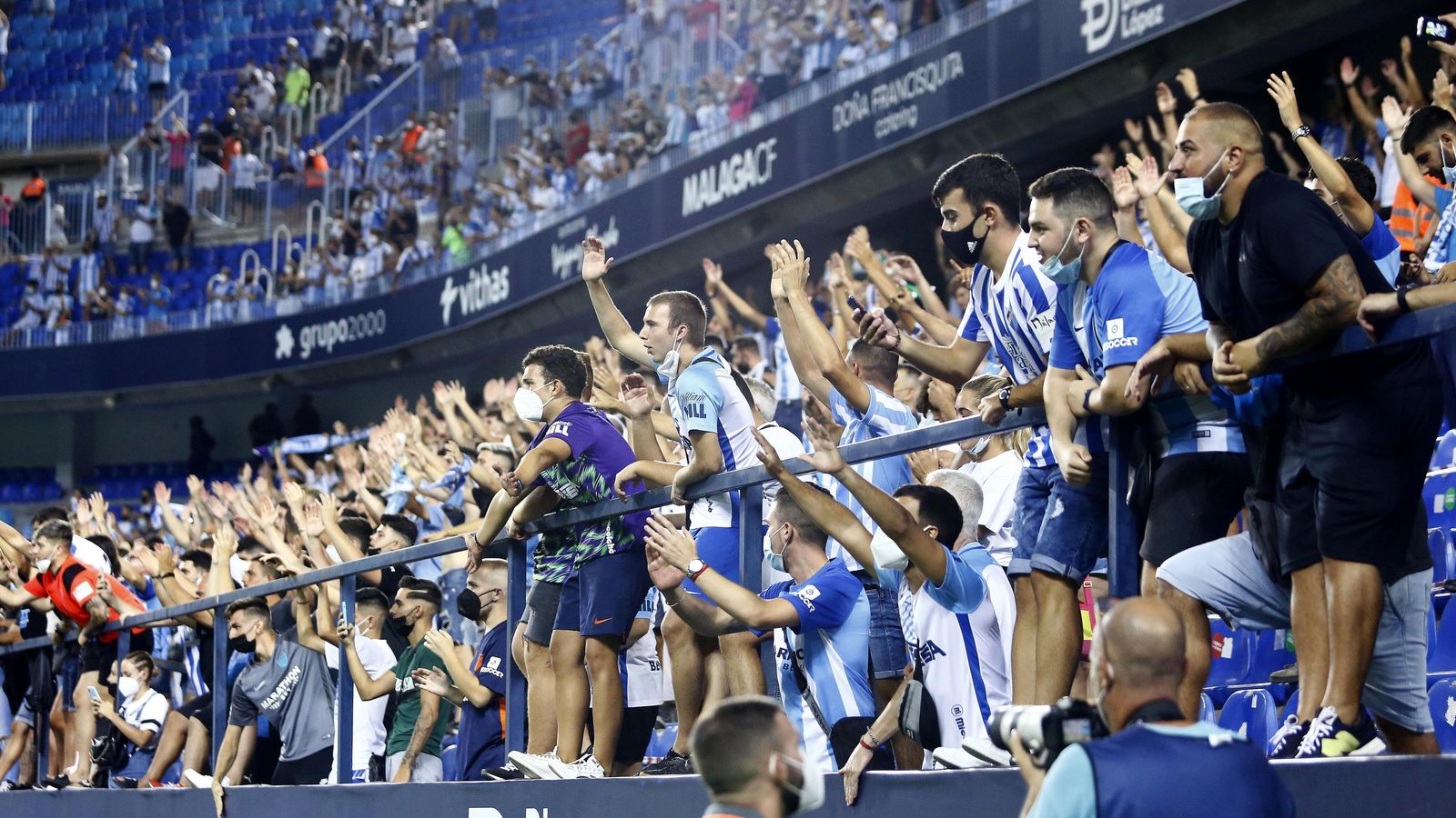 Aficionados del Málaga en la Rosaleda.