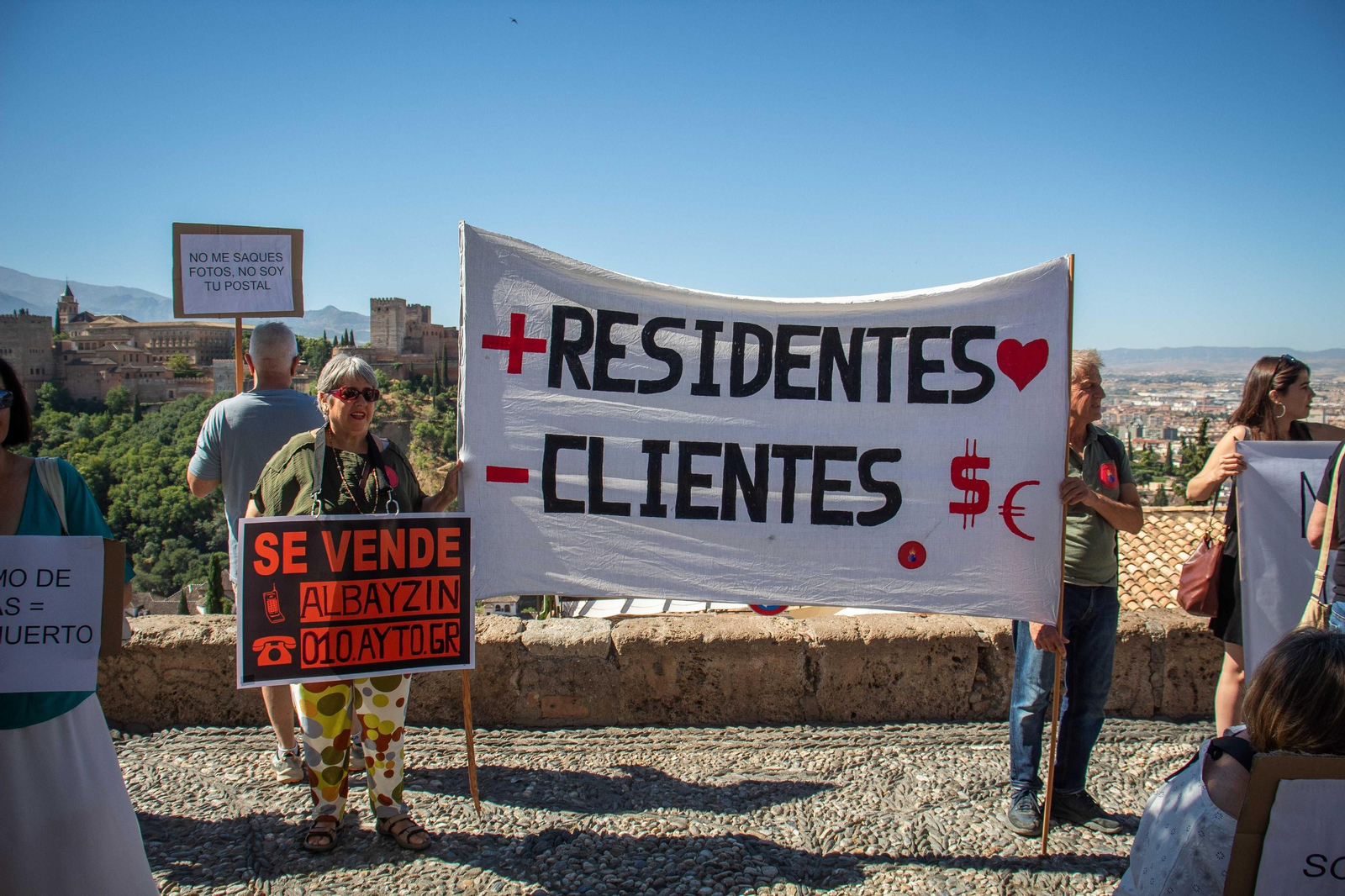 La protesta de los vecinos del Albaicín contra el turismo de masas, en imágenes