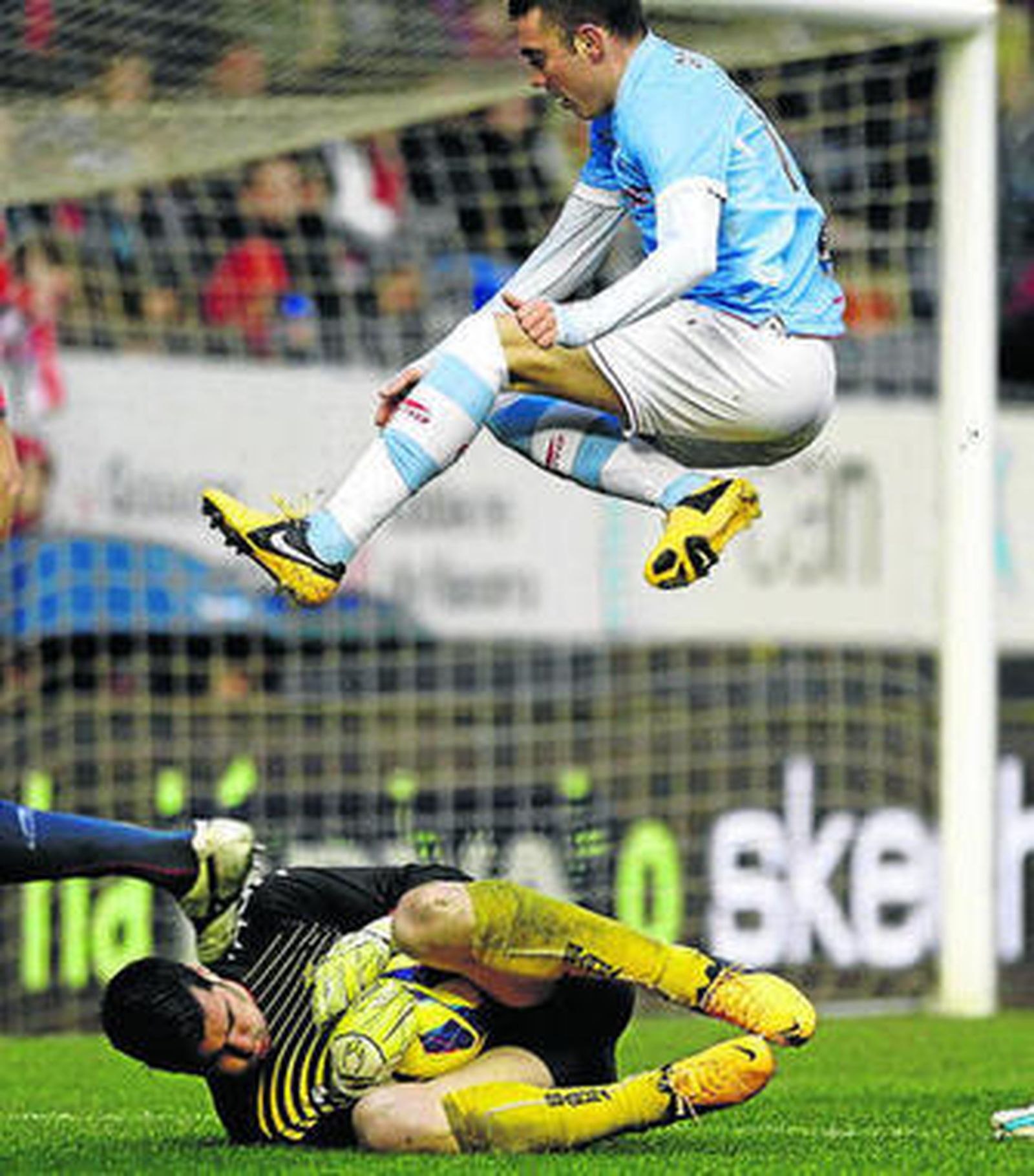El portero osasunista Andrés Fernández se adelanta a Iago Aspas.