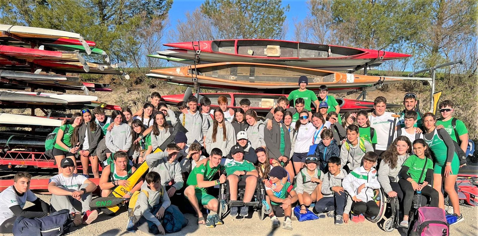 Los palistas del Club Náutico Sevilla en Lebrija.