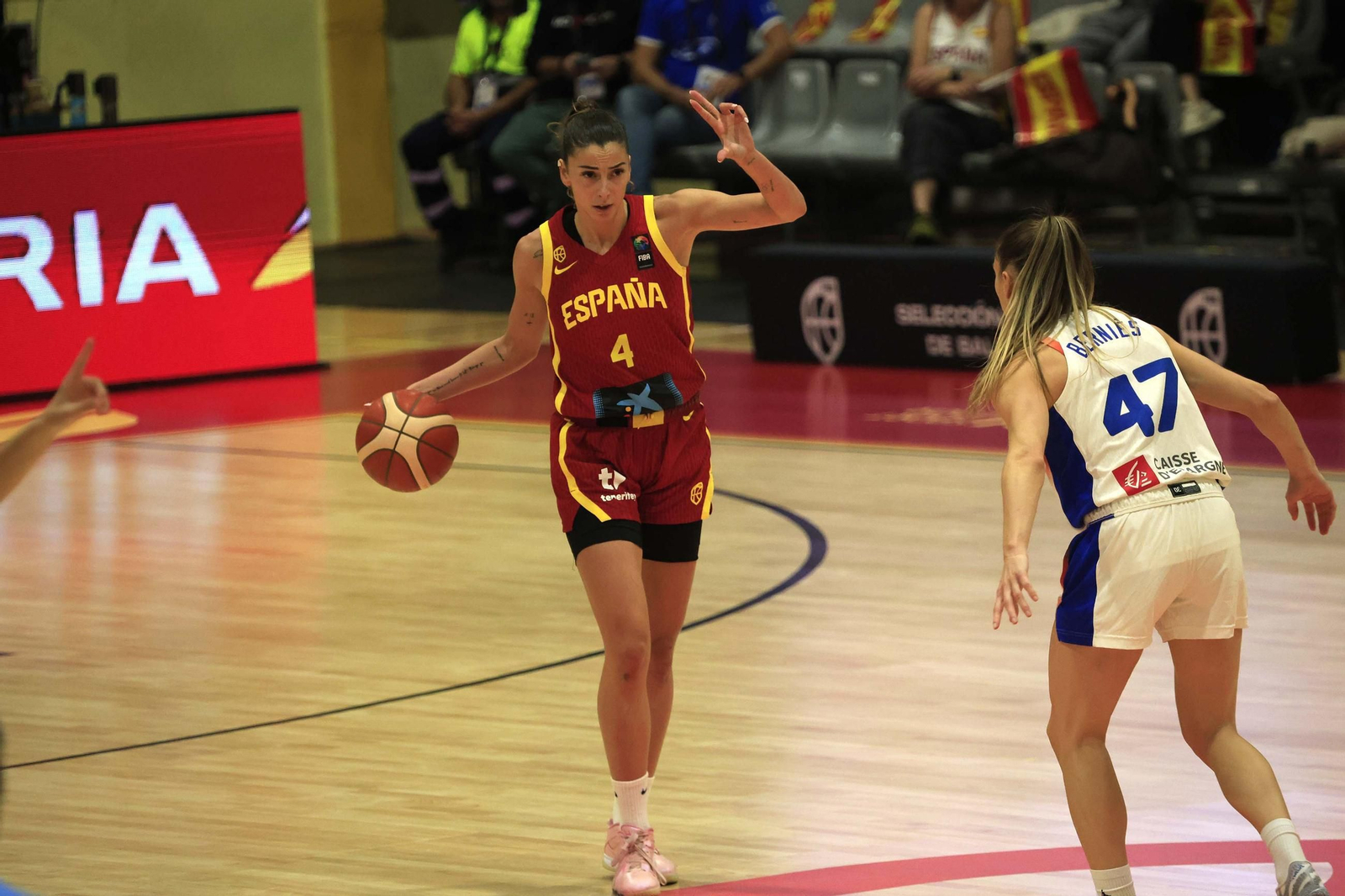 Fotos del partido y ambiente en el España-Francia del Torneo Internacional de Baloncesto Femenino en La Línea