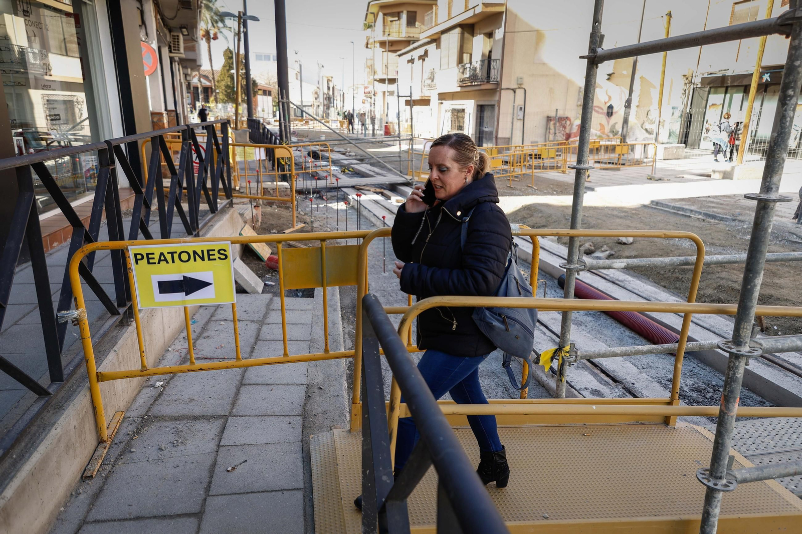 En la zona central de Churriana todavía hay pasarelas para que los peatones accedan a servicios