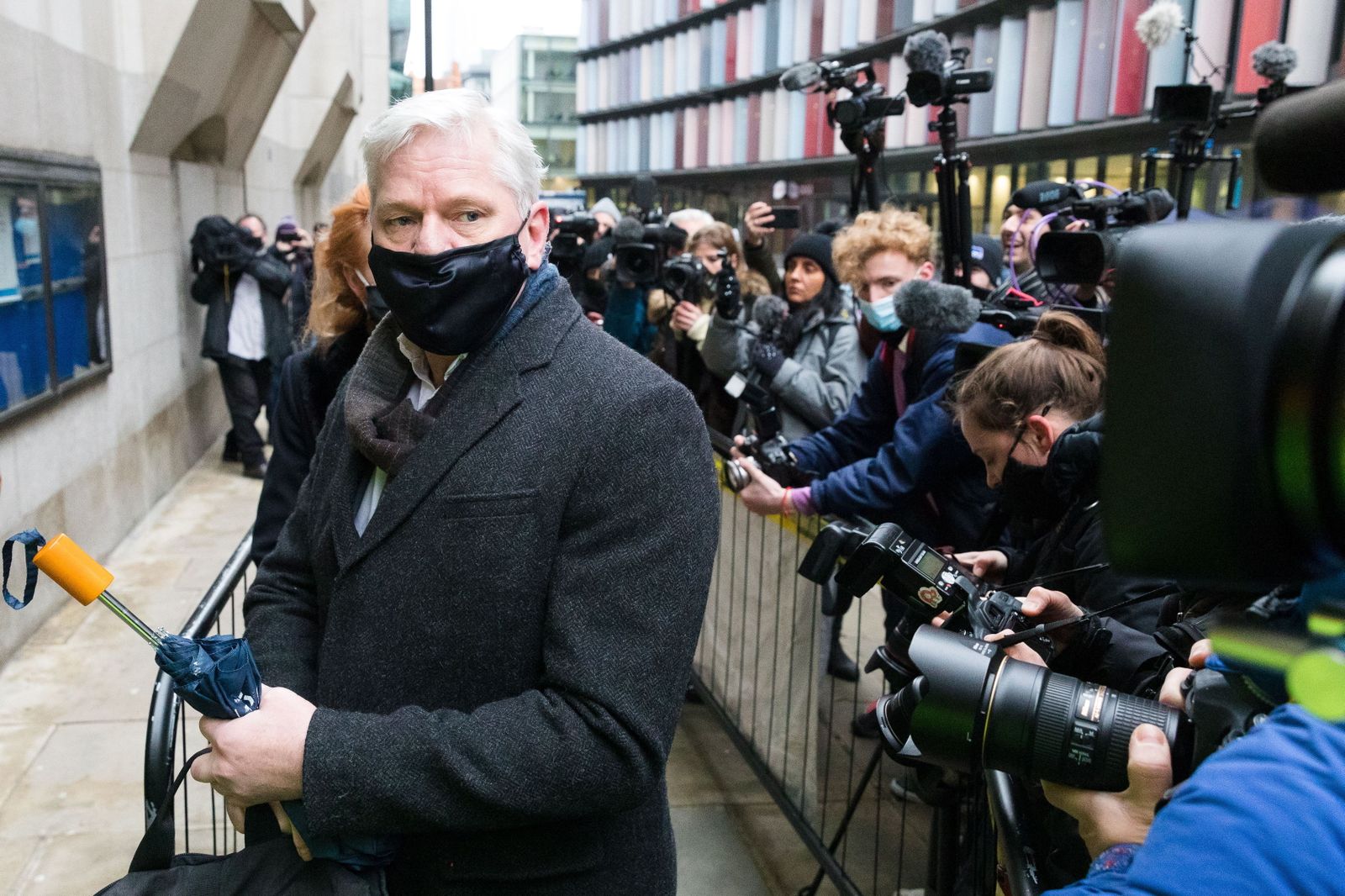 Julian Assange, fundador de Wikileaks, a su llegada a los juzgados de Old Bailey, en Londres.