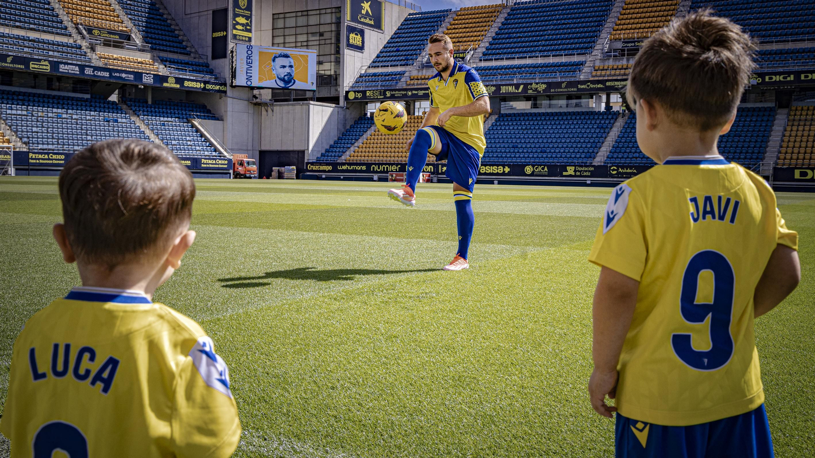 Las inusuales imágenes de la presentación de Ontiveros como nuevo jugador del Cádiz CF