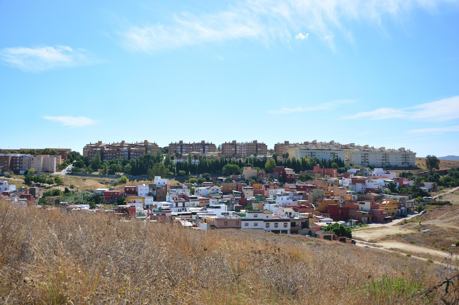 1. Vista general del barrio desde la autovía A7. 2. Una de las calles de la barriada. Al fondo se observan grúas del puerto. 3. La sede de la Asociación de Vecinos, en la calle Justo Sansalvador. 4. La calle Naturópata Diego Prieto. Detrás, la zona de El Tiro. 5. La conocida plazoleta del barrio. 6. El Centro de Salud Tomasa Morales. 1. Vista general del barrio desde la autovía A7. 2. Una de las calles de la barriada. Al fondo se observan grúas del puerto. 3. La sede de la Asociación de Vecinos, en la calle Justo Sansalvador. 4. La calle Naturópata Diego Prieto. Detrás, la zona de El Tiro. 5. La conocida plazoleta del barrio. 6. El Centro de Salud Tomasa Morales.