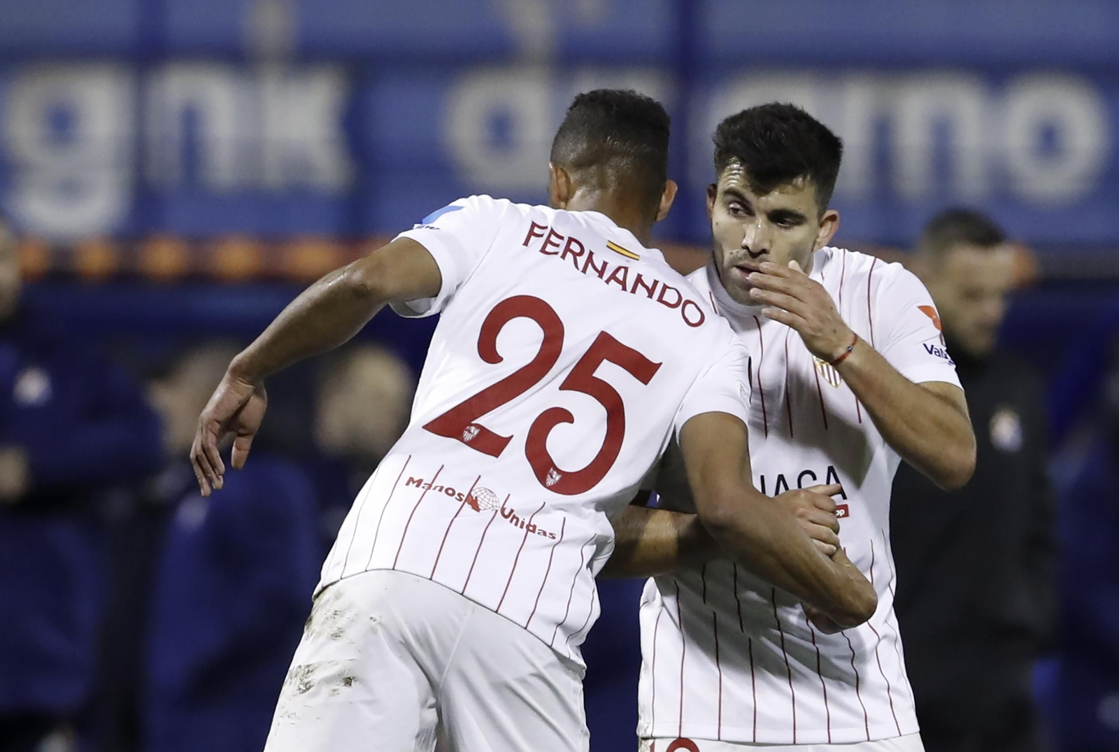 Fernando y Acuña se abrazan al término del partido ante el Dinamo de Zagreb.