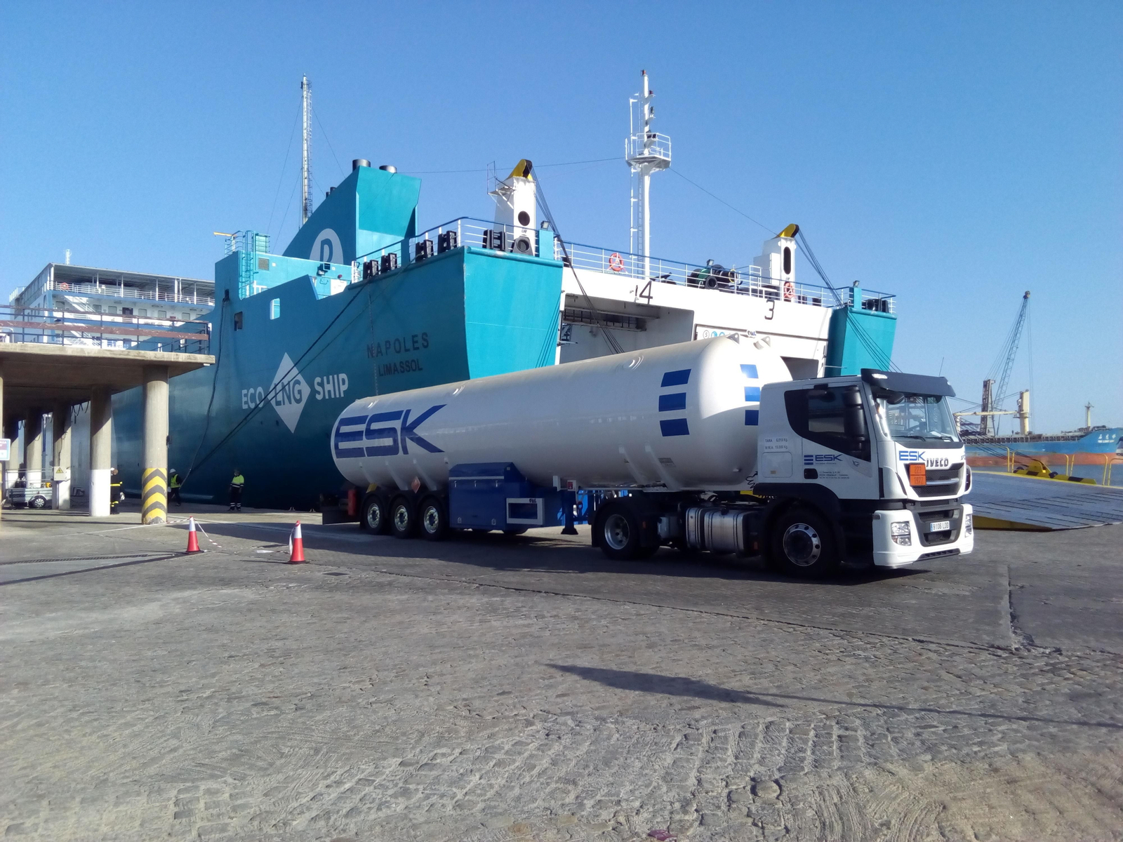 Primer repostaje de Gas Natural Licuado en el puerto en julio de 2020.