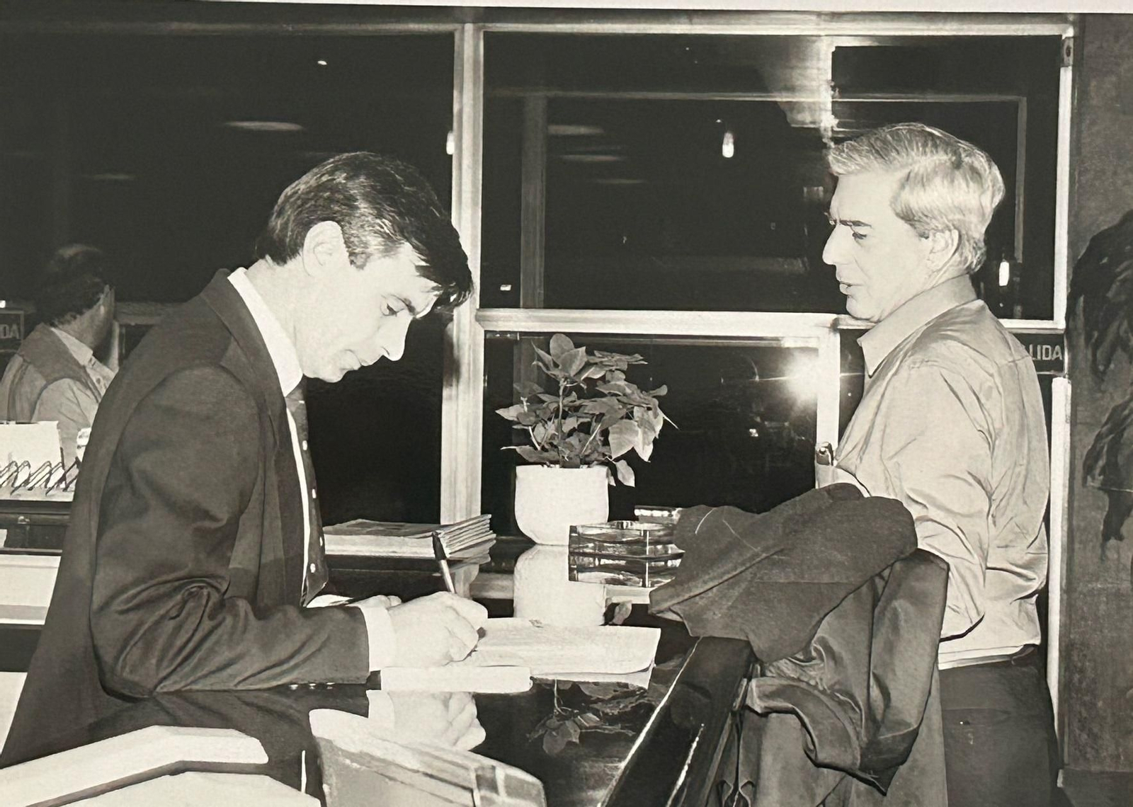 Las mejores imágenes del paso de Mario Vargas Llosa por Huelva en 1995, cuando fue presidente del jurado del Festival de Cine Iberoamericano