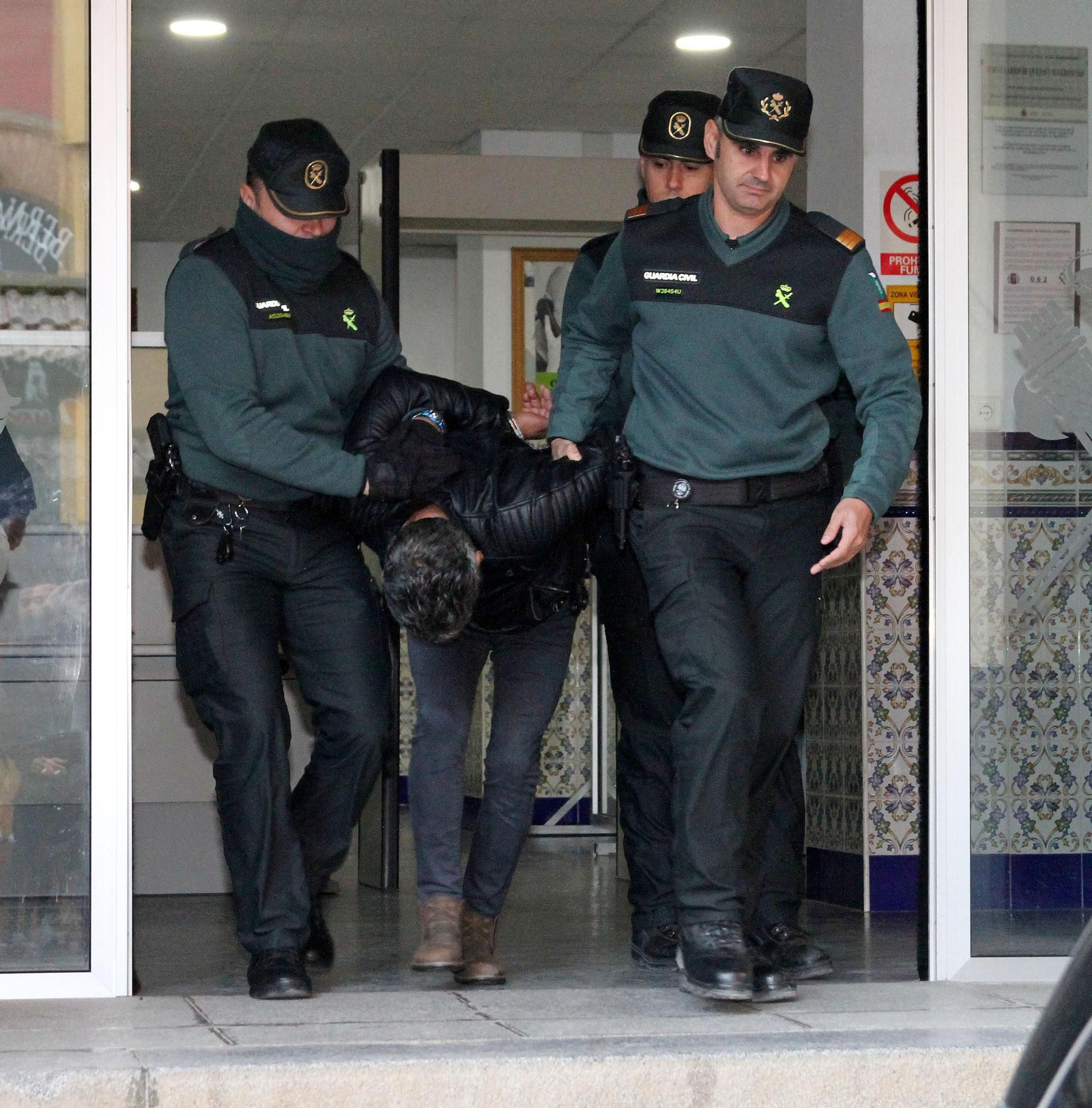Bernardo abandona la Comandancia de Huelva encorvado para tratar de ocultar su rostro. Bernardo abandona la Comandancia de Huelva encorvado para tratar de ocultar su rostro.