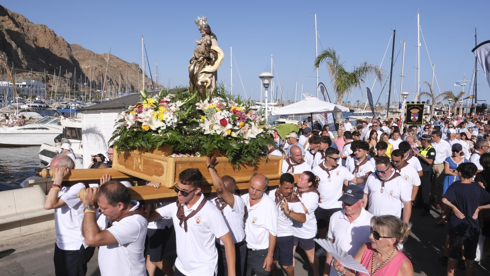 La procesión marítima de la Virgen del Carmen en Aguadulce, en imágenes