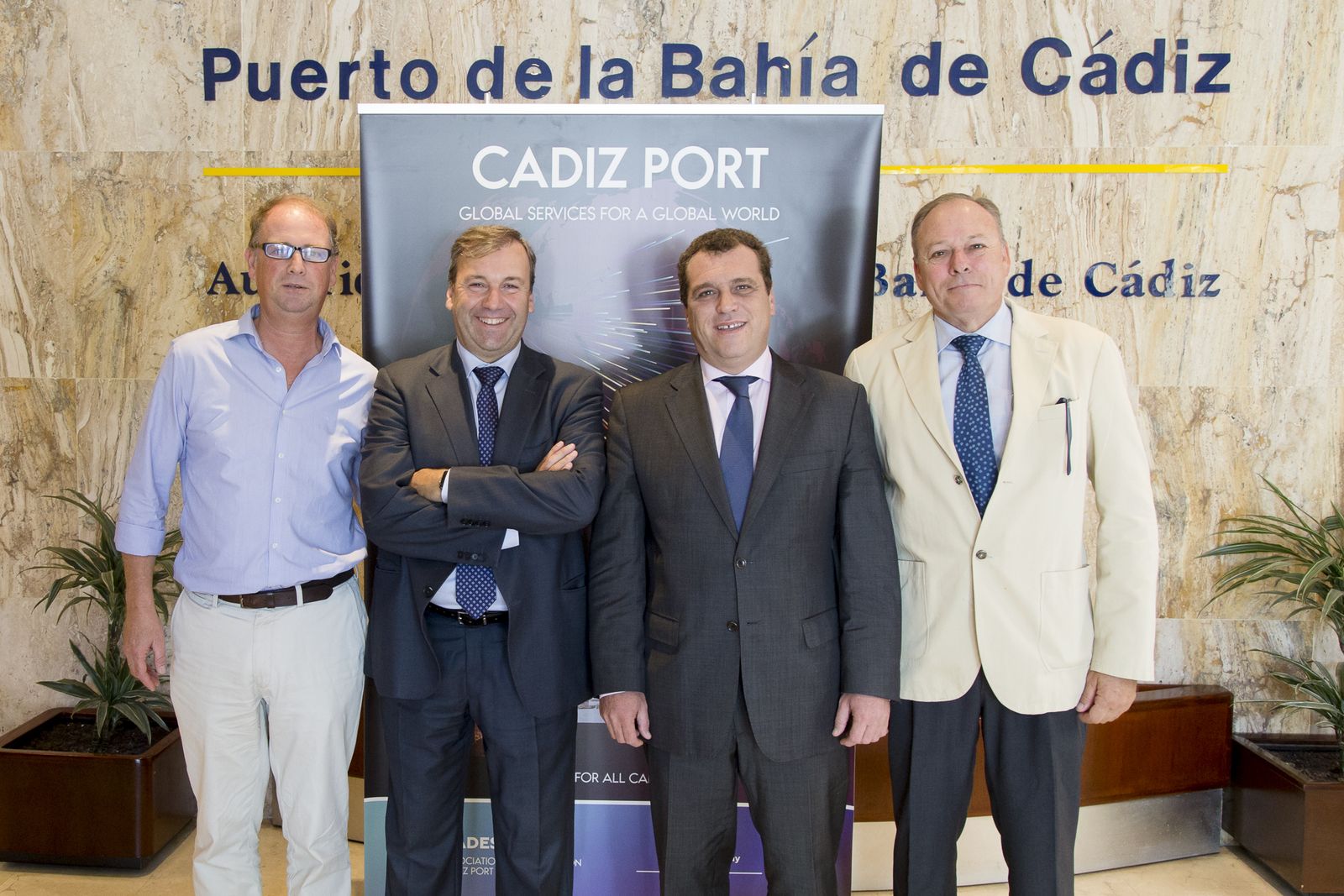 Jaime Macpherson, a la izquierda, junto a destacados miembros de la comunidad portuaria de Cádiz.