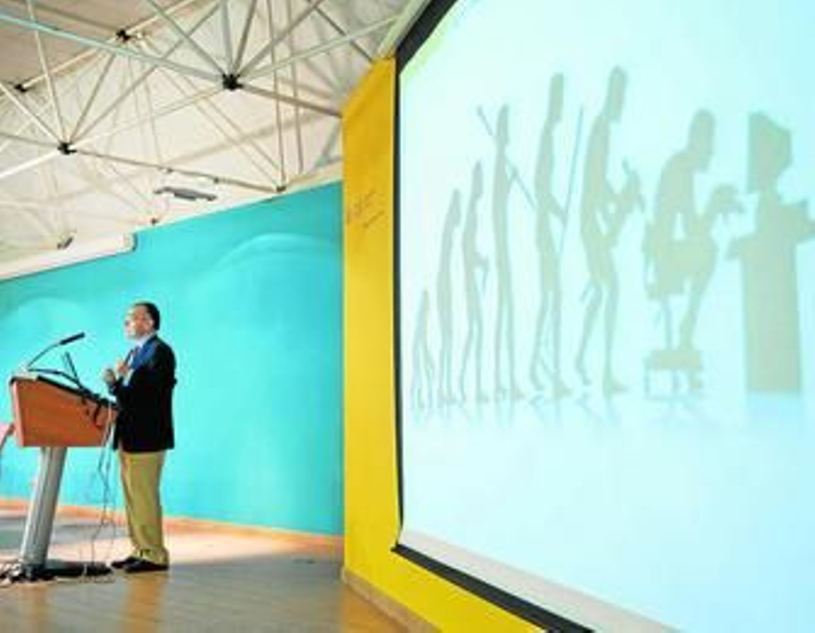 El doctor Ernesto González Mesa habló sobre el 'Parto mediante cesárea'.