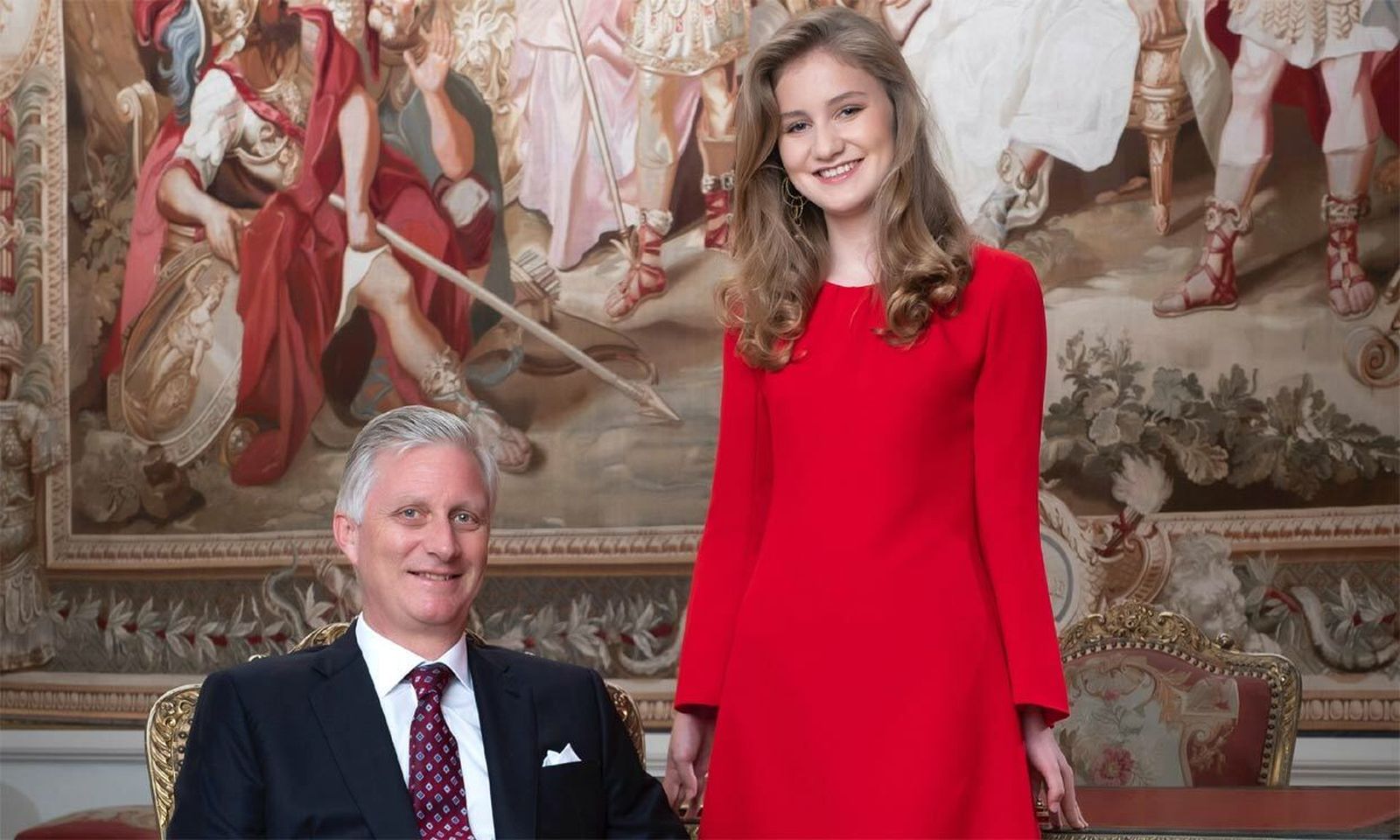 Isabel posa con su padre, Felipe de Bélgica, en una de las tres fotos distribuidas por su 18 cumpleaños.
