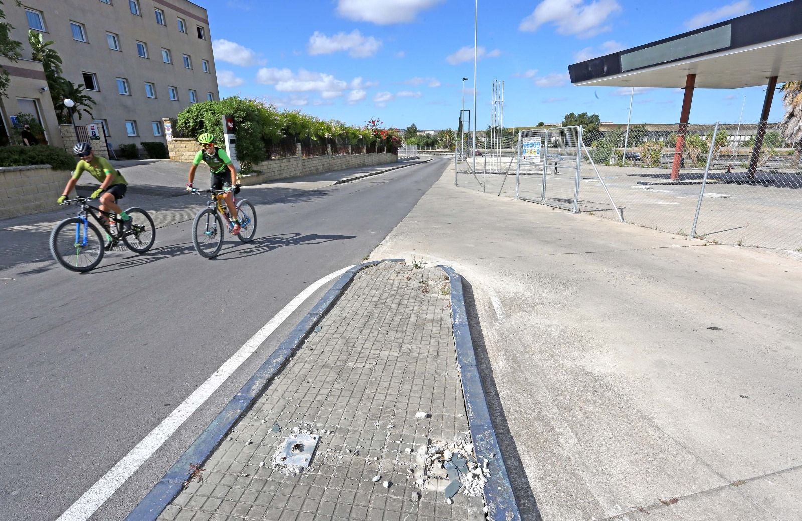 En el pavimento se aprecia el lugar donde estaba la señal de prohibido el paso.