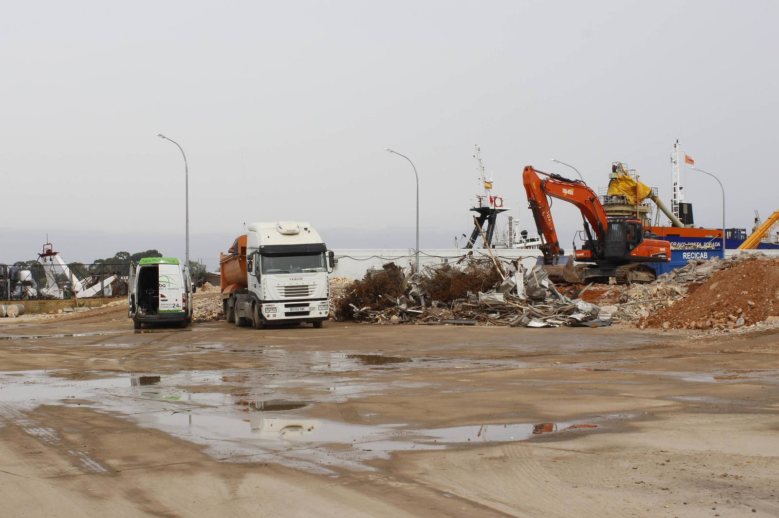 Las imágenes de la demolición de la nave de Crustamar