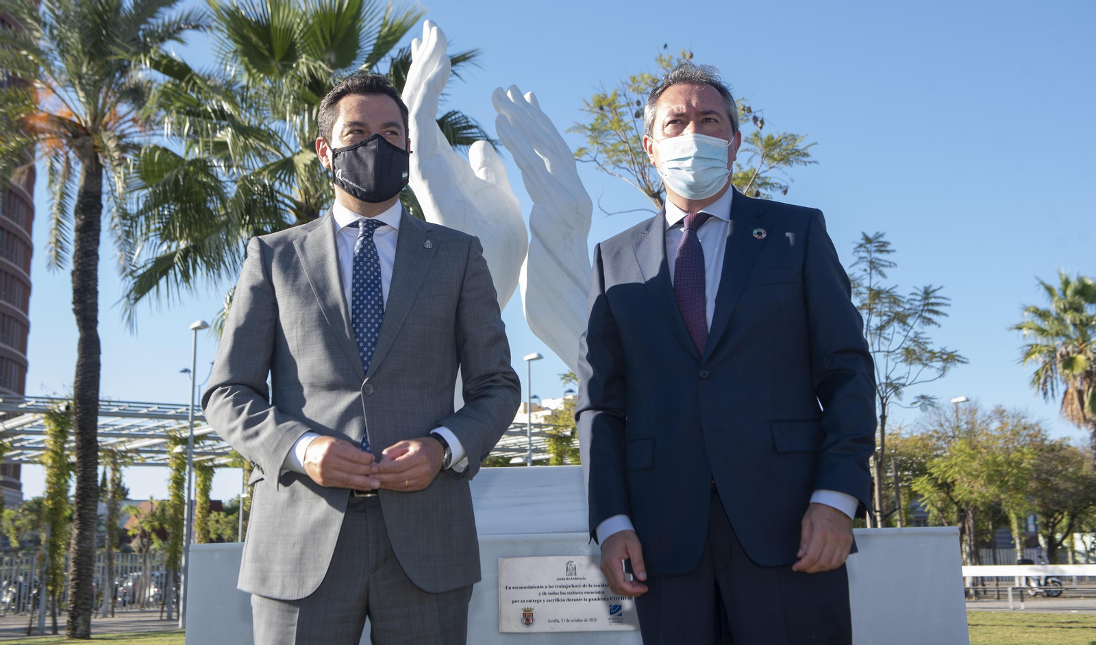 Juanma Moreno y Juan Espadas en la inauguración del monumento