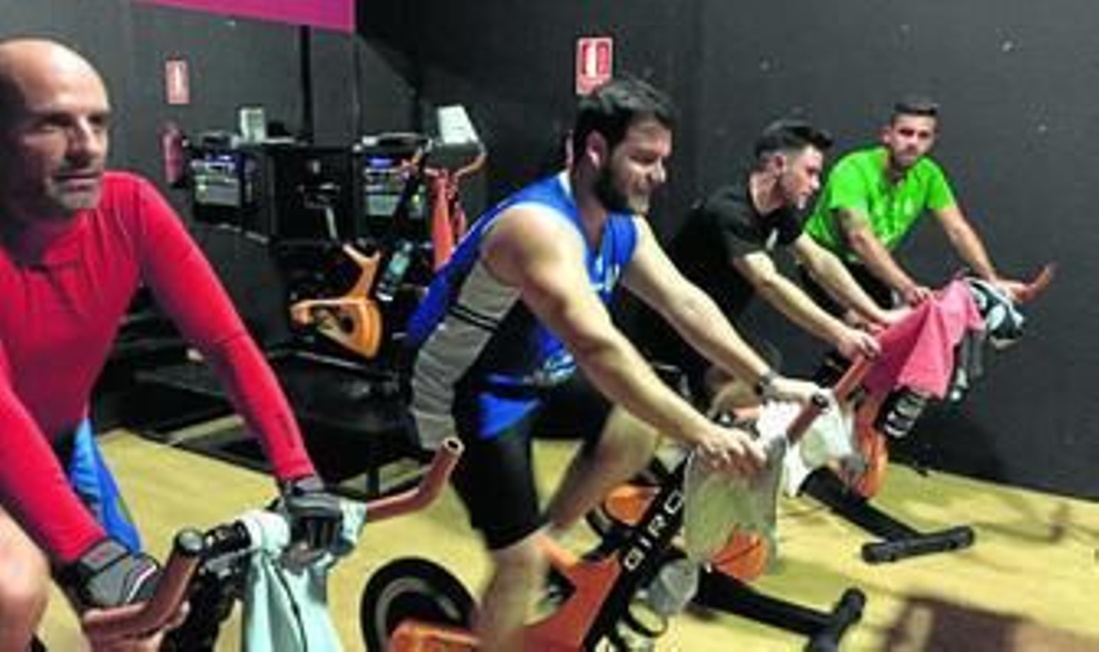 Alumnos en una sesión práctica de este nuevo curso formativo de la Unidad de Deportes de la UAL.