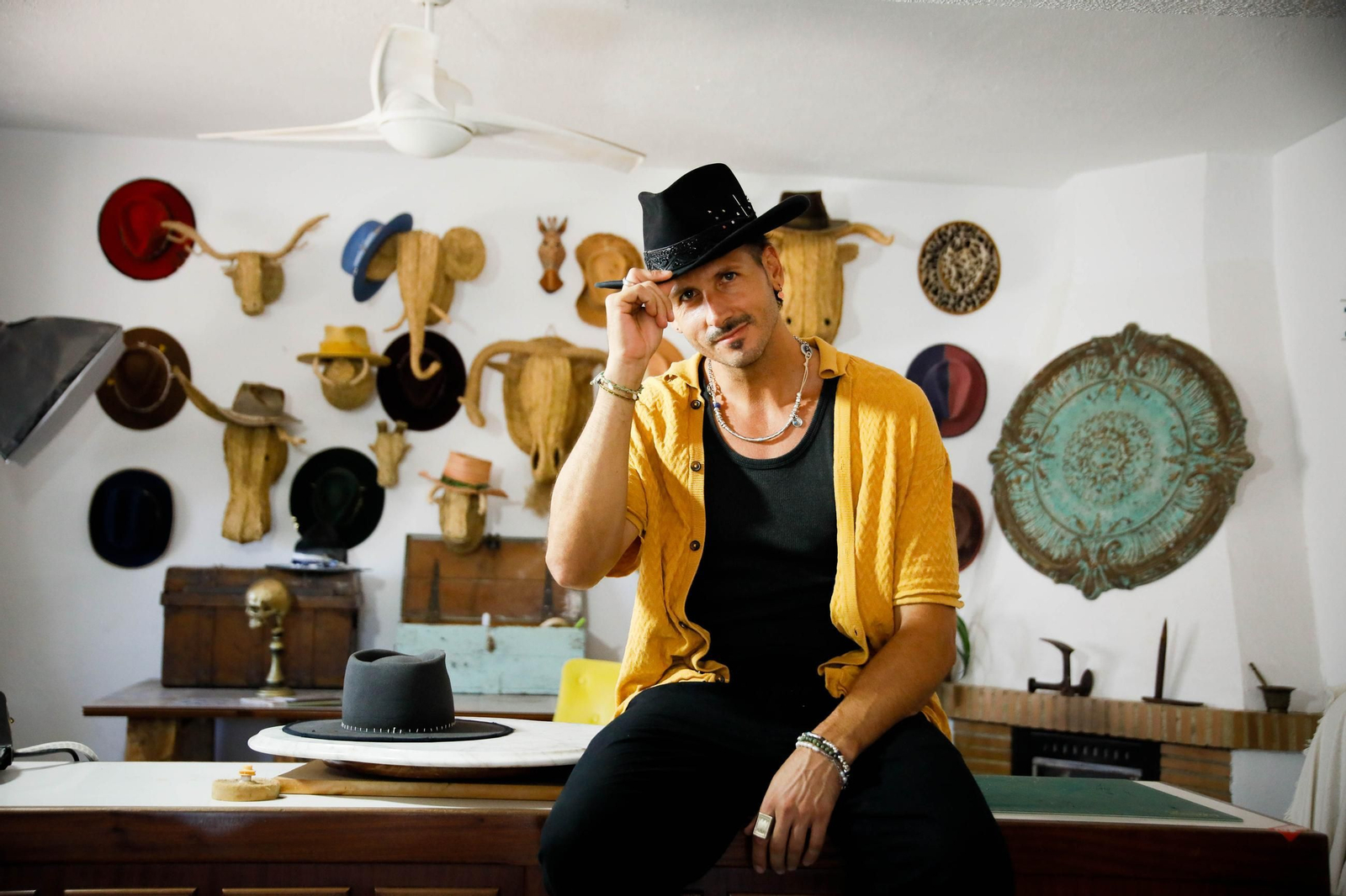 Imágenes del proceso creativo en sombreros de Alejandro Mateo