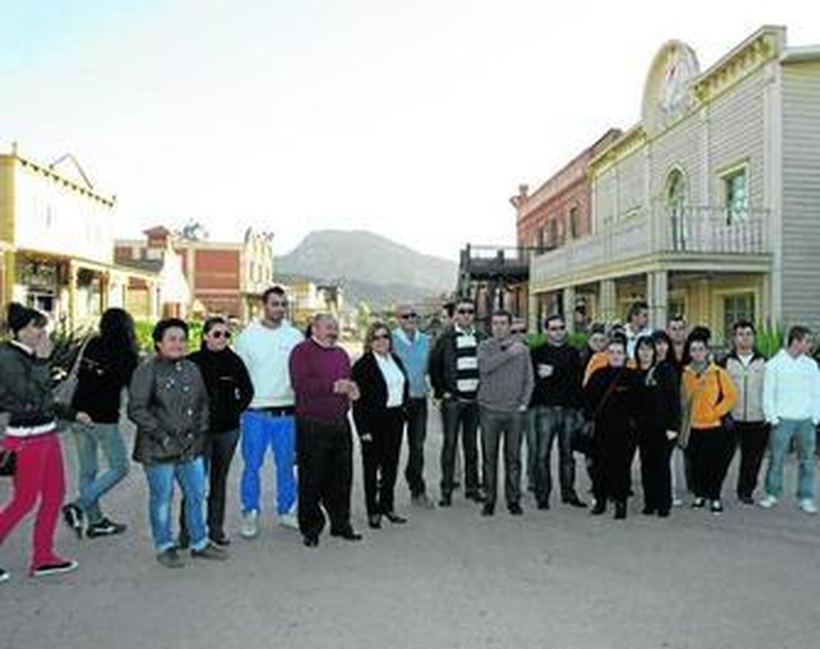 La delegada de Empleo junto al alcalde de Tabernas en su visita al Oasys y Fort Bravo.