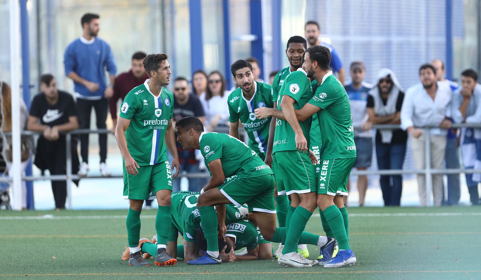El Xerez DFC vistió de verde en el derbi ante el Xerez CD en La Granja.