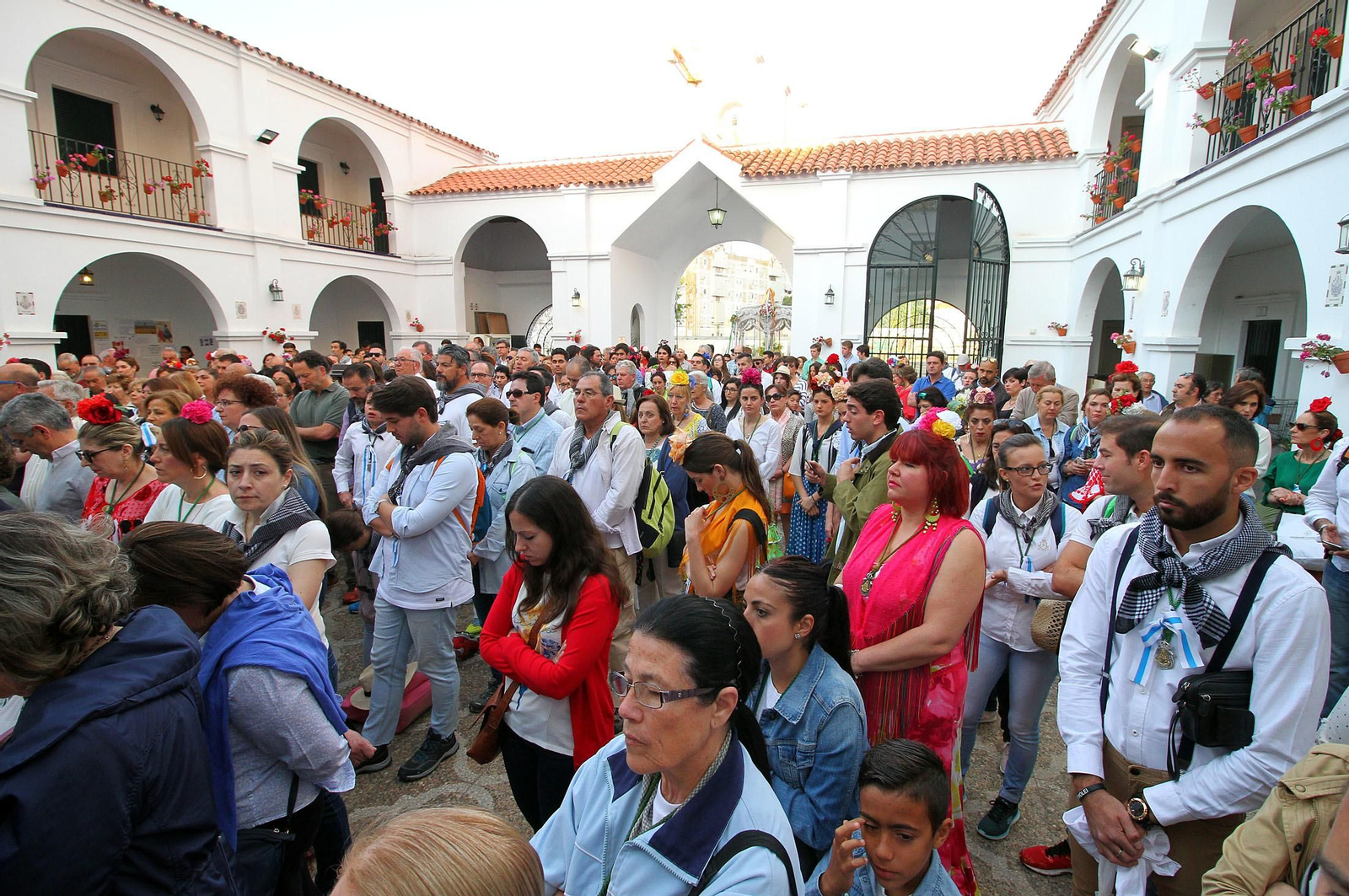 La Hermandad del Rocío de Huelva peregrina hacia El Rocío, en imágenes