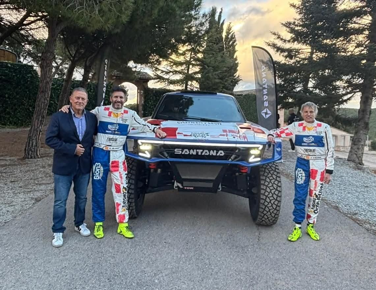 Jesús Calleja y Edu Blanco, junto a Raúl Caro-Accino y el Santana Pickup T1+.