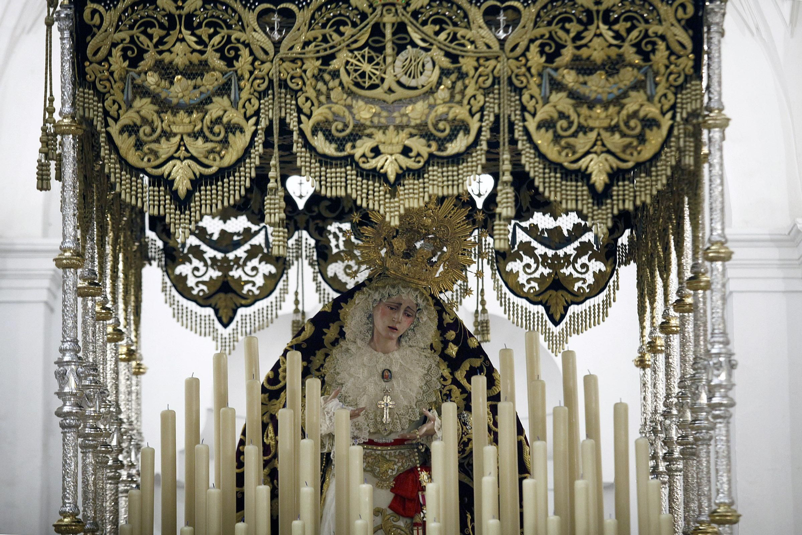 La Reina de Todos los Santos bajo palio, con ocasión de la procesión magna mariana que se celebró en Cádiz en 2017