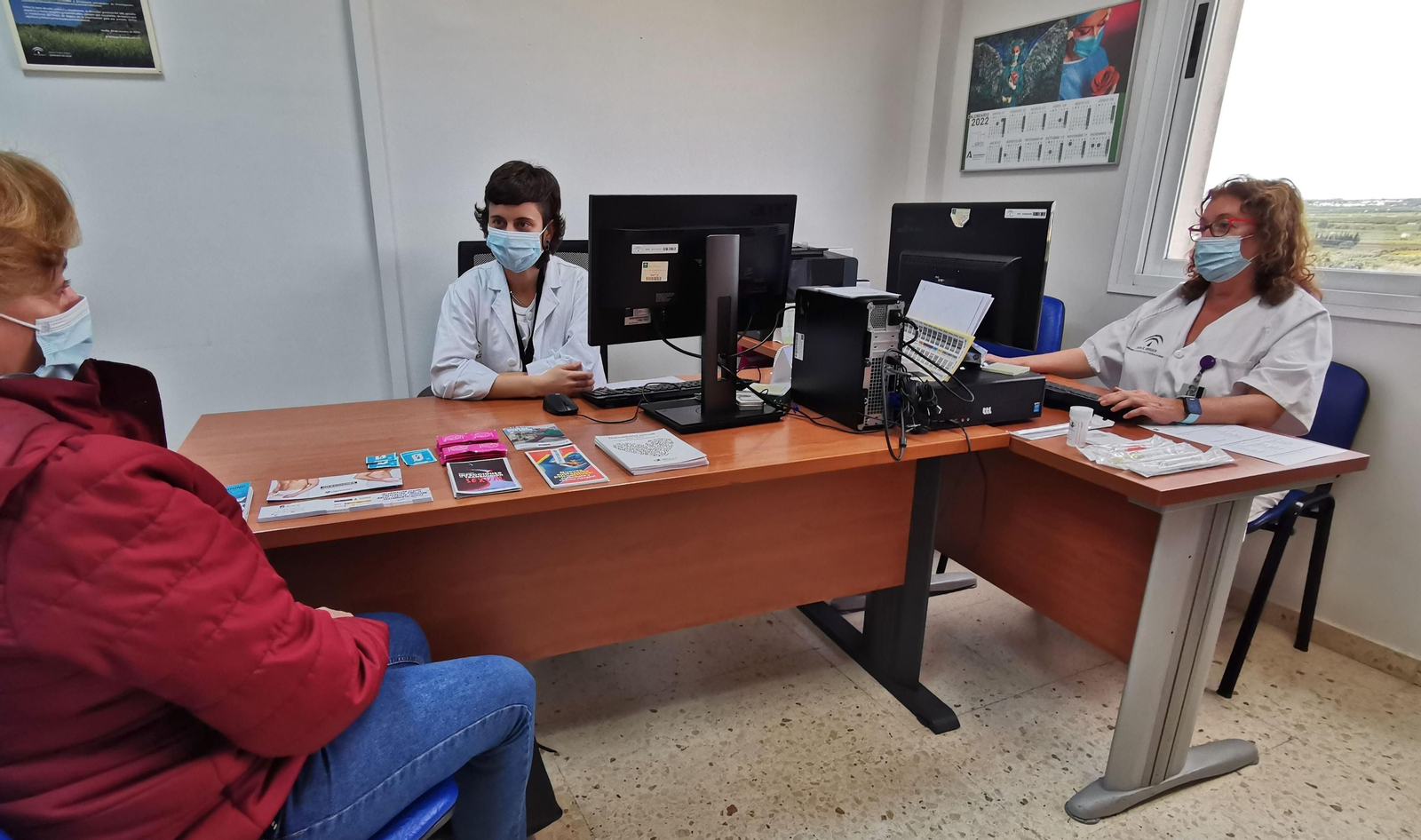 La doctora Anaïs Corma y la enfermera Isabel Gilabert, de la consulta PrEP atendiendo a una paciente.