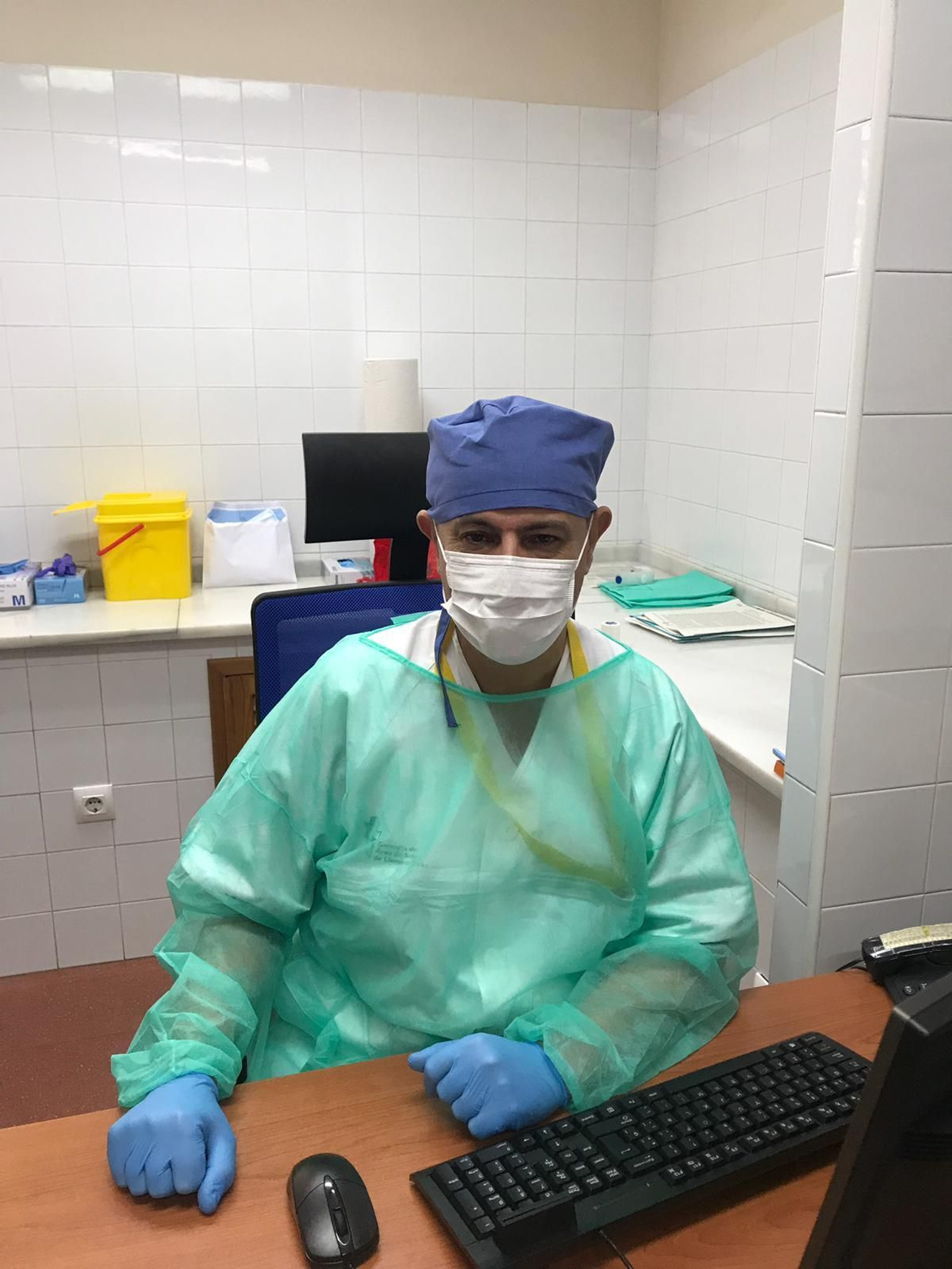 El doctor Mariano Álvarez Campos en la consulta de respiratorio en el centro de salud Amante Laffón.