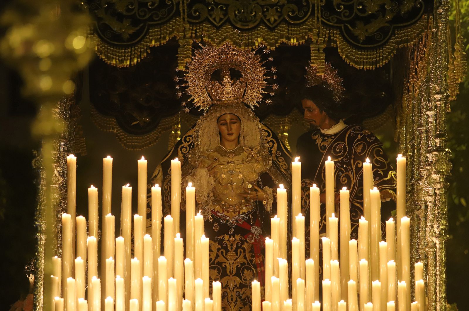 La Hermandad El Nazareno en la madrugá de la Semana Santa de Huelva 2023, en imágenes