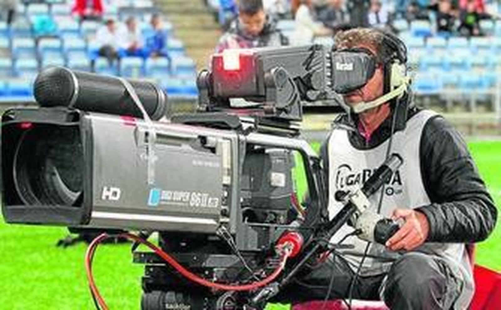 Cámara de televisión, en un partido del Recre en el Nuevo Colombino.
