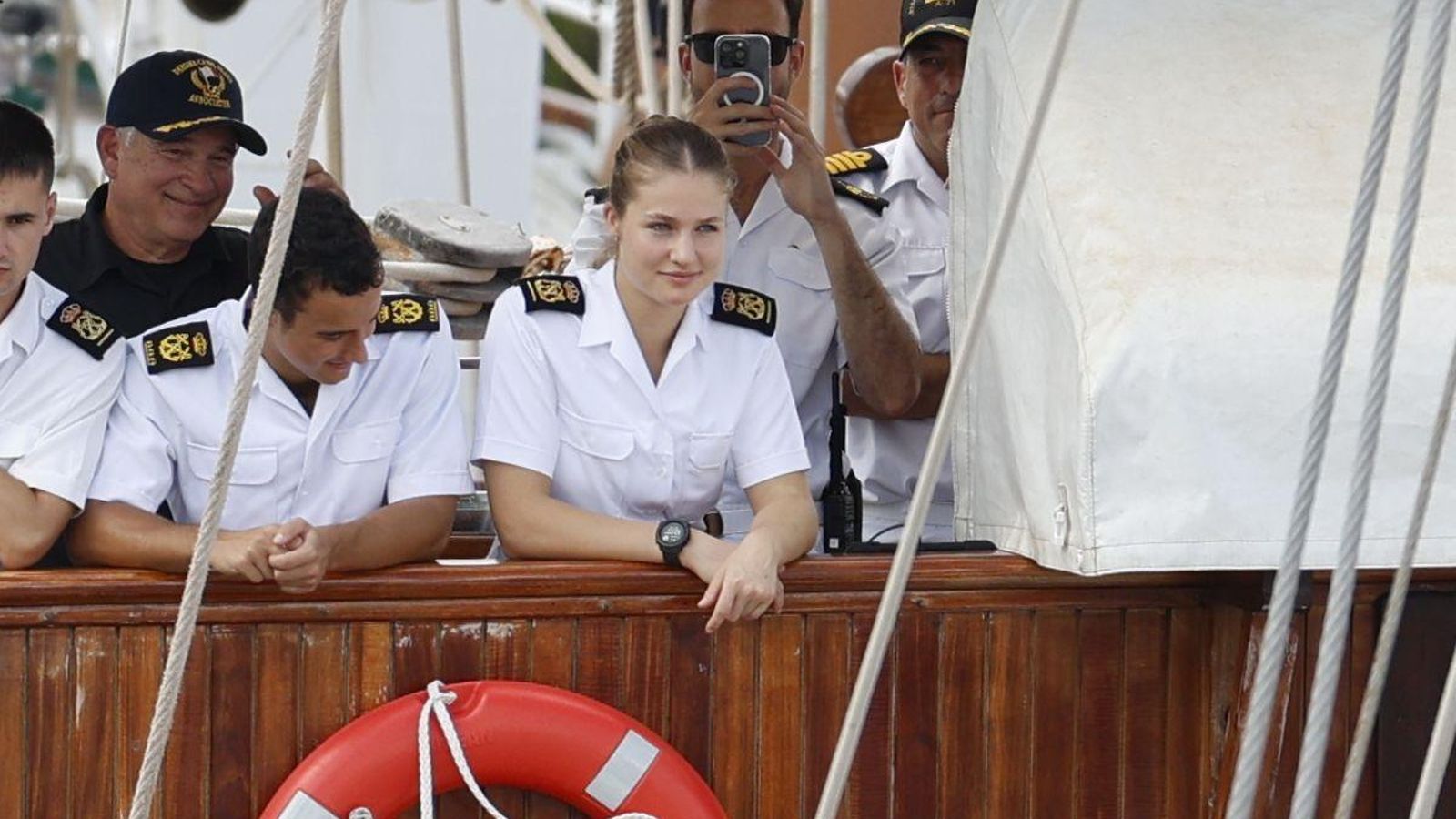 Así ha cruzado el 'Juan Sebastián de Elcano' el Canal de Panamá