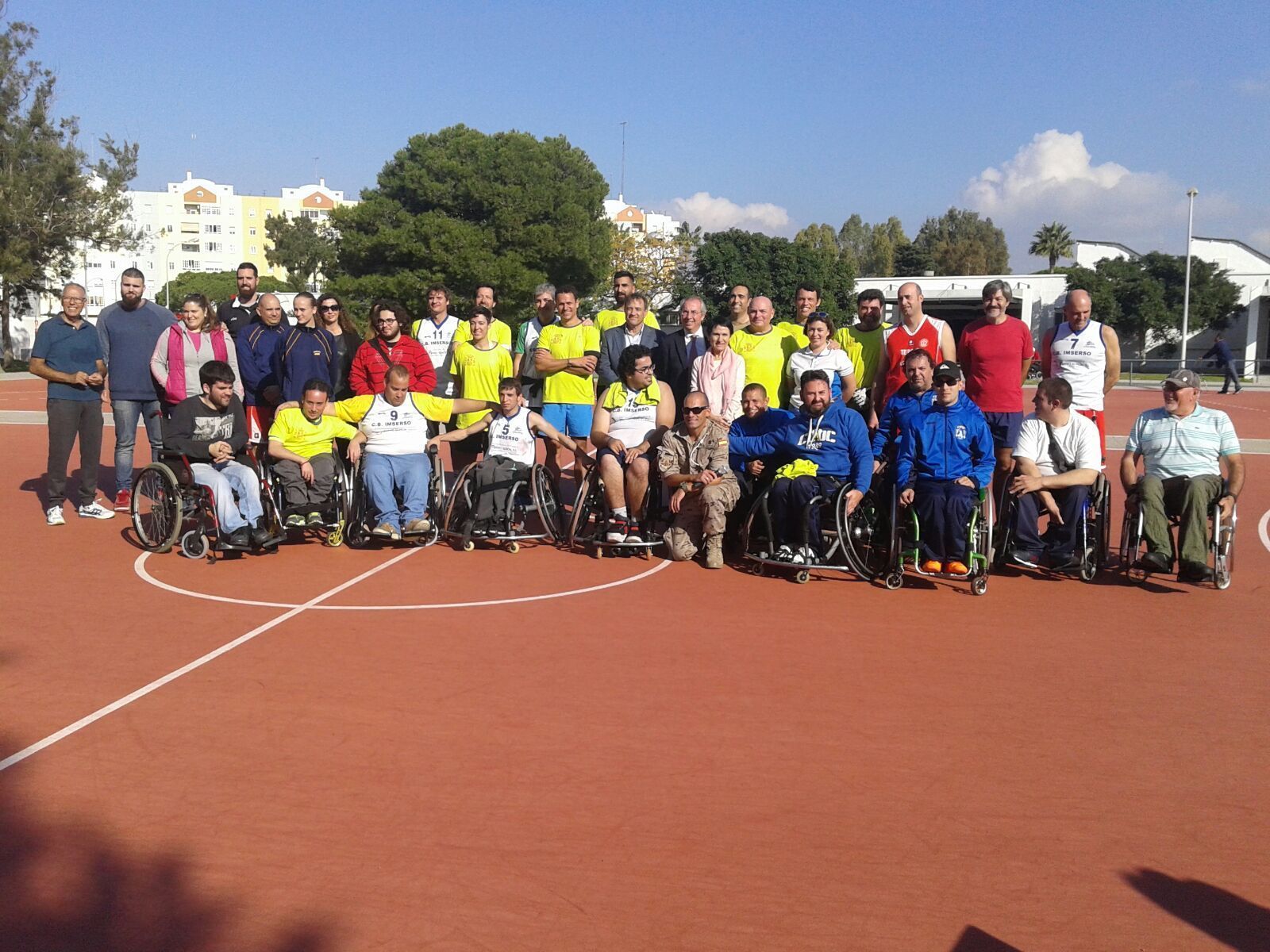 Foto de familia de los participantes del Cuadrangular Benéfico del CRMF, con responsables del centro y políticos.