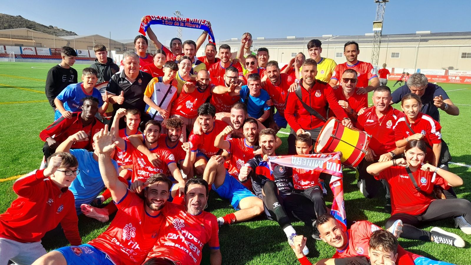 Los jugadores del Minera celebran su triunfo en Don Benito con su afición.